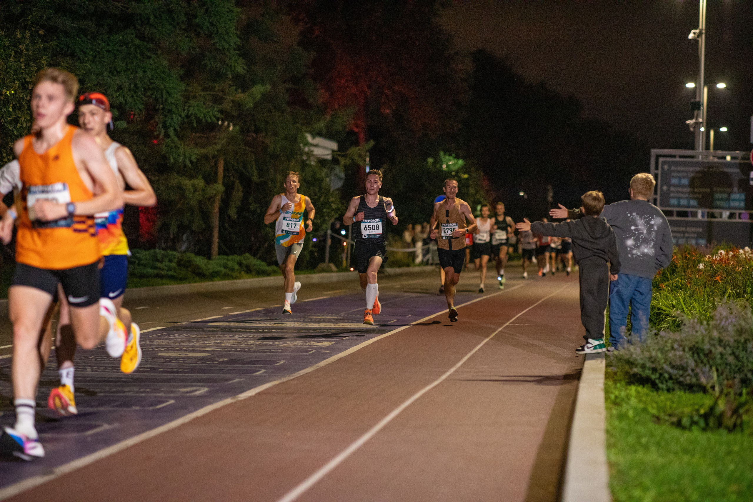 Ночной забег в ленте фотографий бегунов 03.08.24. Фотограф Сергей Ловкий