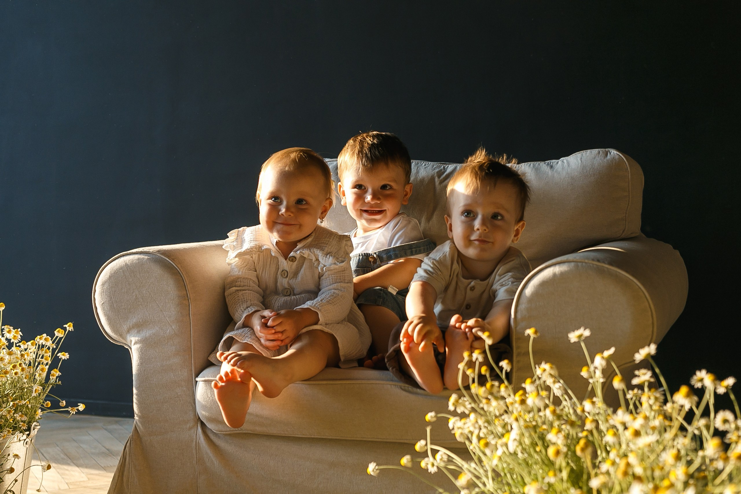 Тройняшки в ромашках. Событийный фотограф Максим Бескоровайновнов