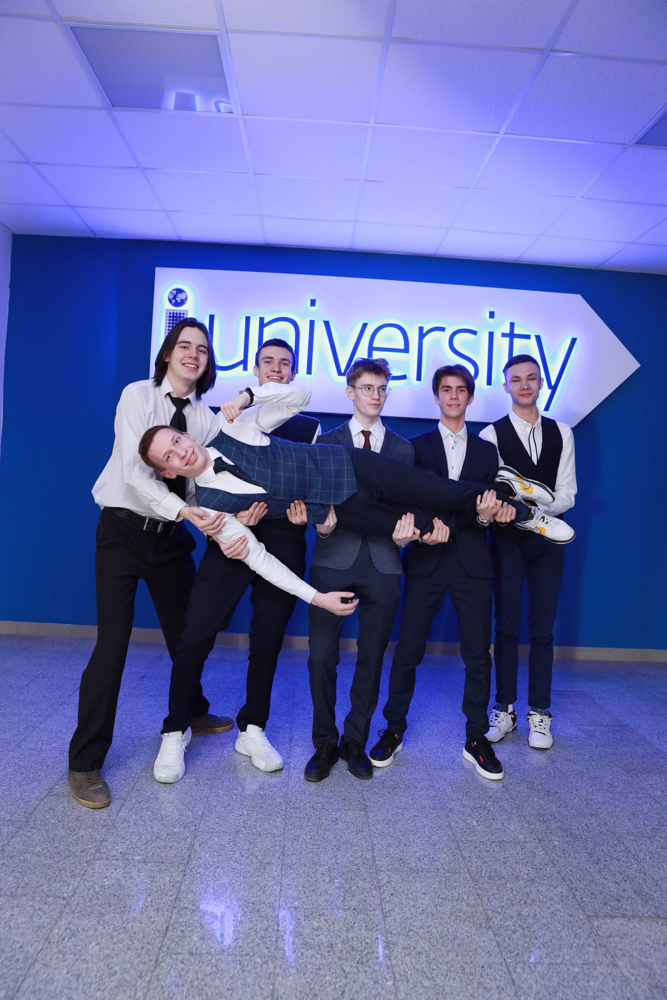 Заказать выпускной школьный альбом Тюмень. Выпускные альбомы в Тюмени для школ, садов, вузов спортивных секций