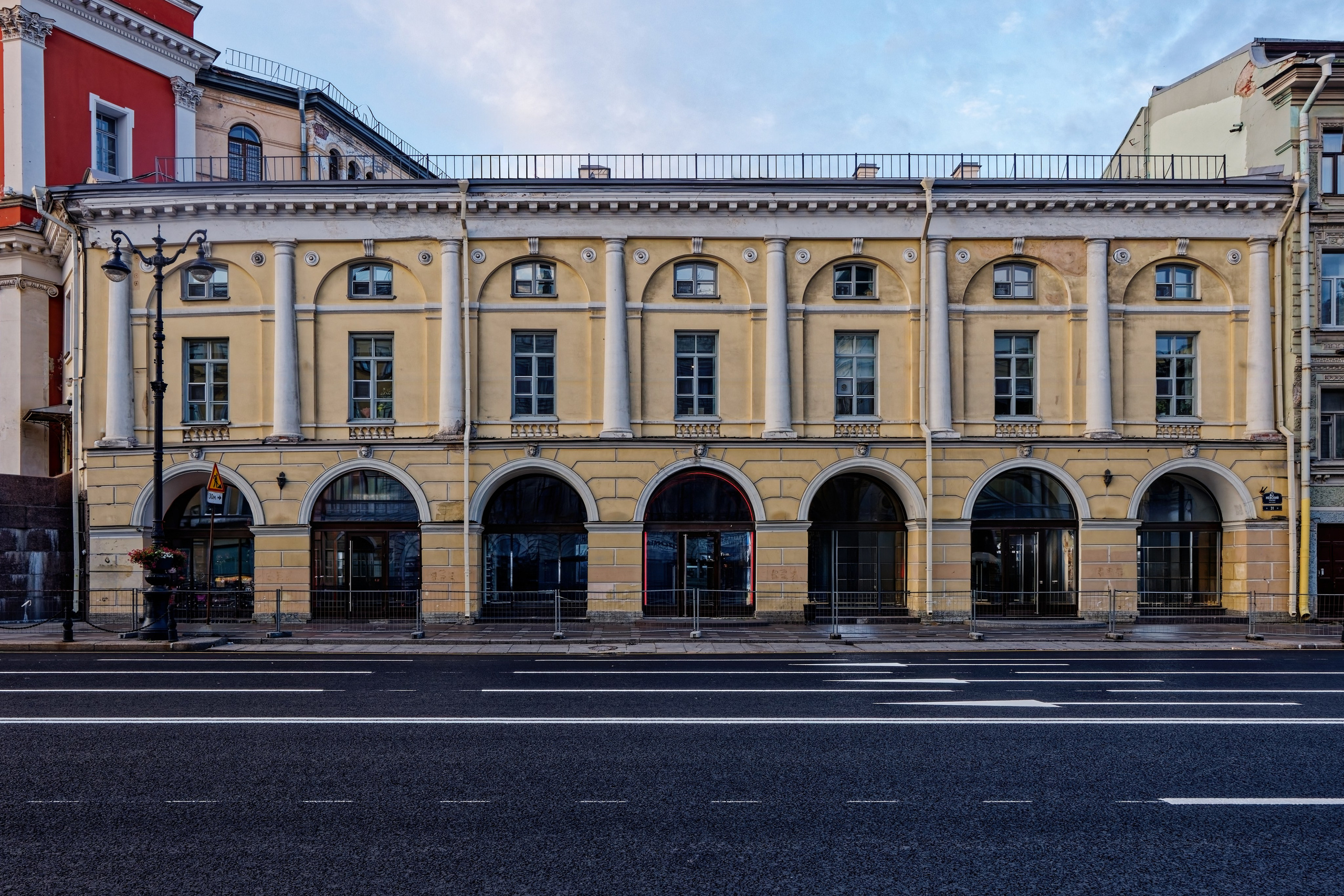 Санкт-Петербург, Невский проспект, дом 31. Серебряные ряды, 1786 год. Архитектор Джакомо Кваренги. ОКНФЗ 781610423950006. Состояние на 2025 год.