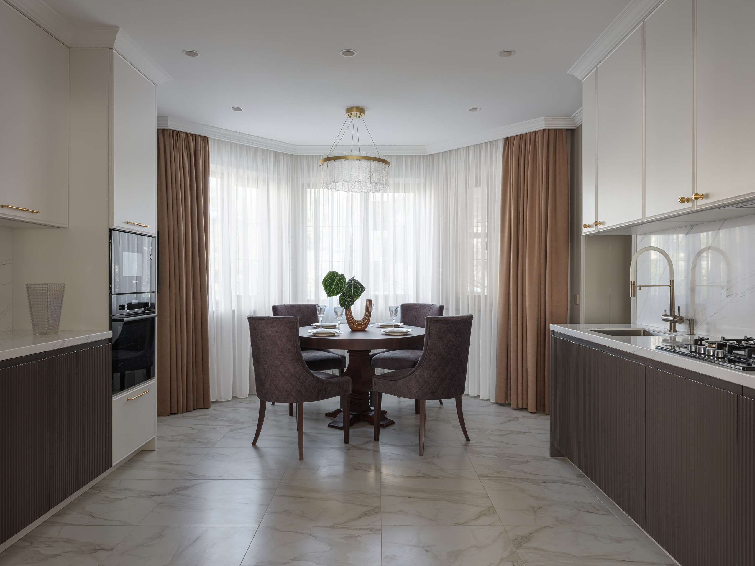 Современный дизайн интерьера кухни и столовой в стиле минимализм, уютная атмосфера с круглым деревянным столом и мягкими креслами. Интерьер создан дизайнером Татьяной Диденко, съемка Сергея Денисенко, стилист Наталья Якушева.