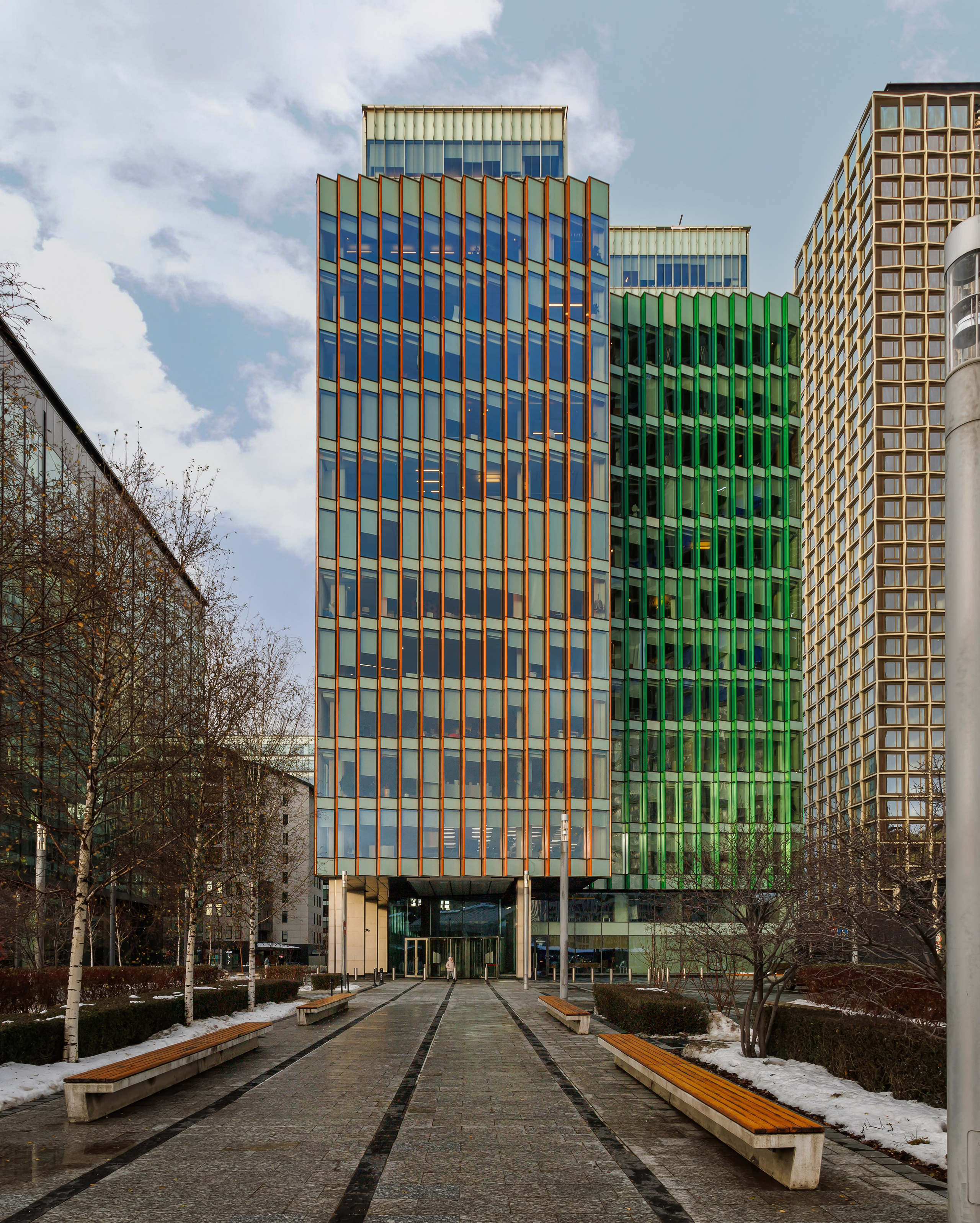 «Аркус IV» находится в пешей доступности от станций метро «ЦСКА» и «Динамо», а также крупного торгового центра «Авиапарк». Вокруг бизнес-центра расположены зелёные зоны: Ходынское поле, Петровский парк и Берёзовая роща