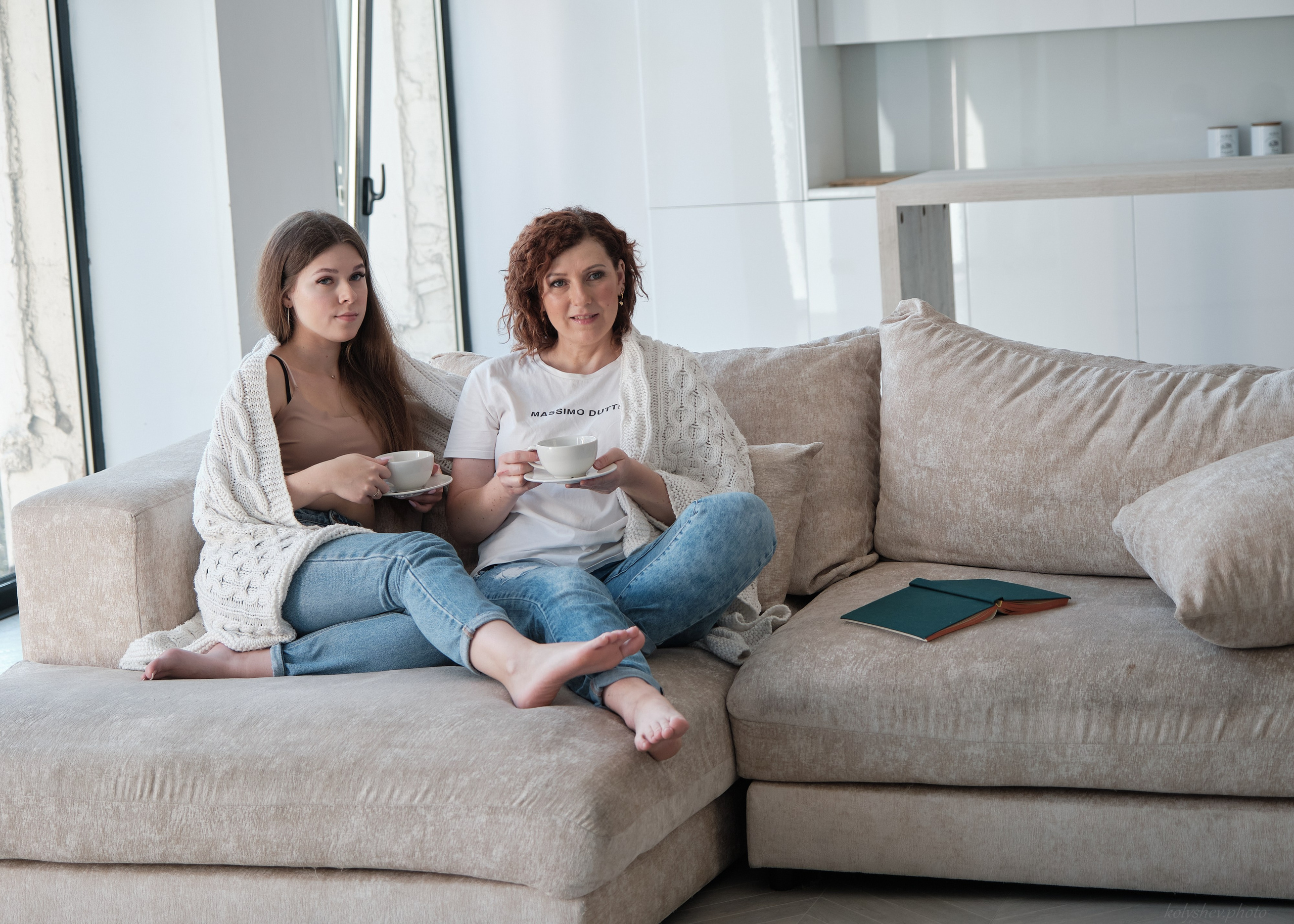 Семейная фотосессия мамы и дочки в студии в Москве 2. Портретный фотограф на новый год в Москве Виктория Колышева