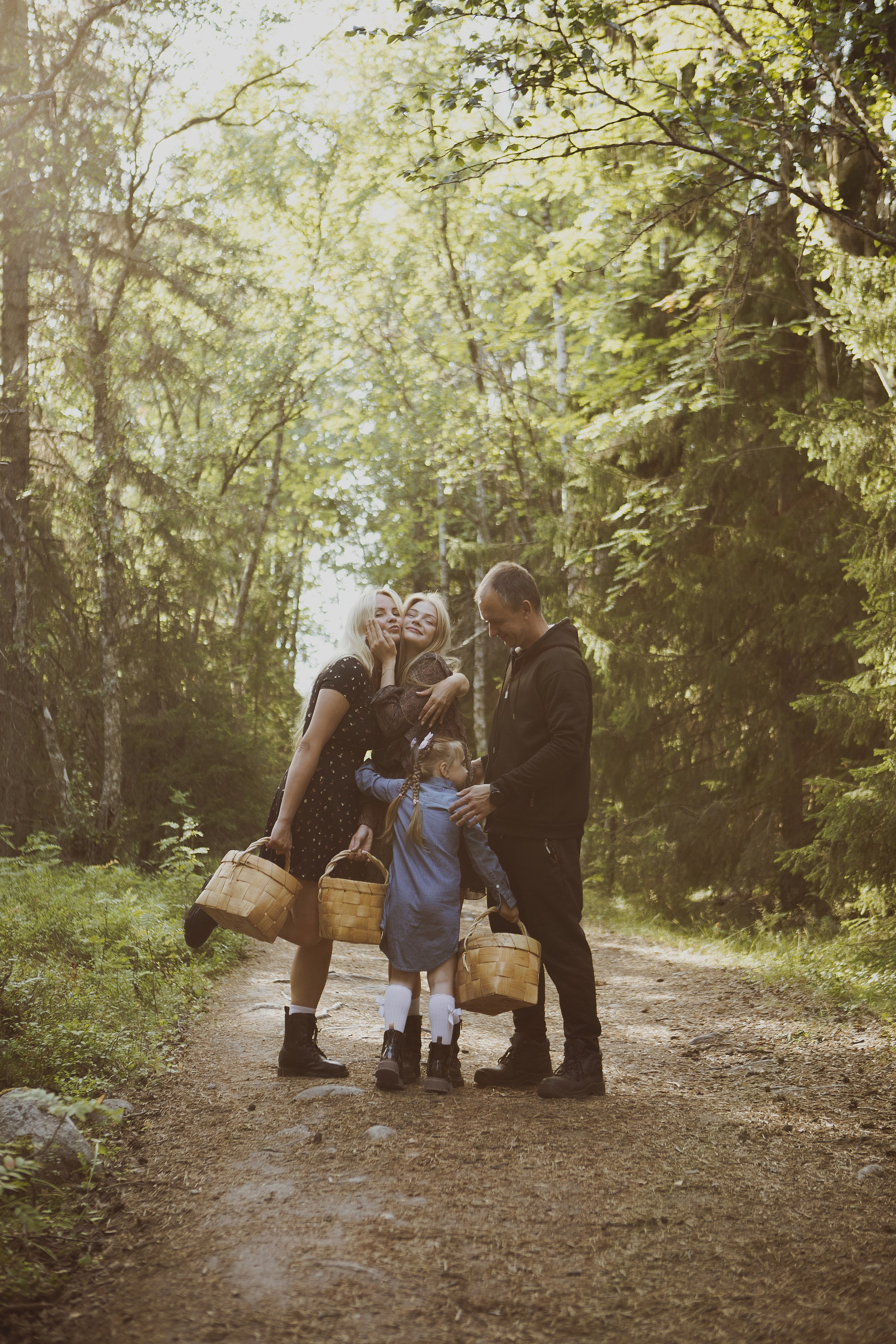 Семейная фотосессия в лесу. Фотограф в Москве Таша Логинова