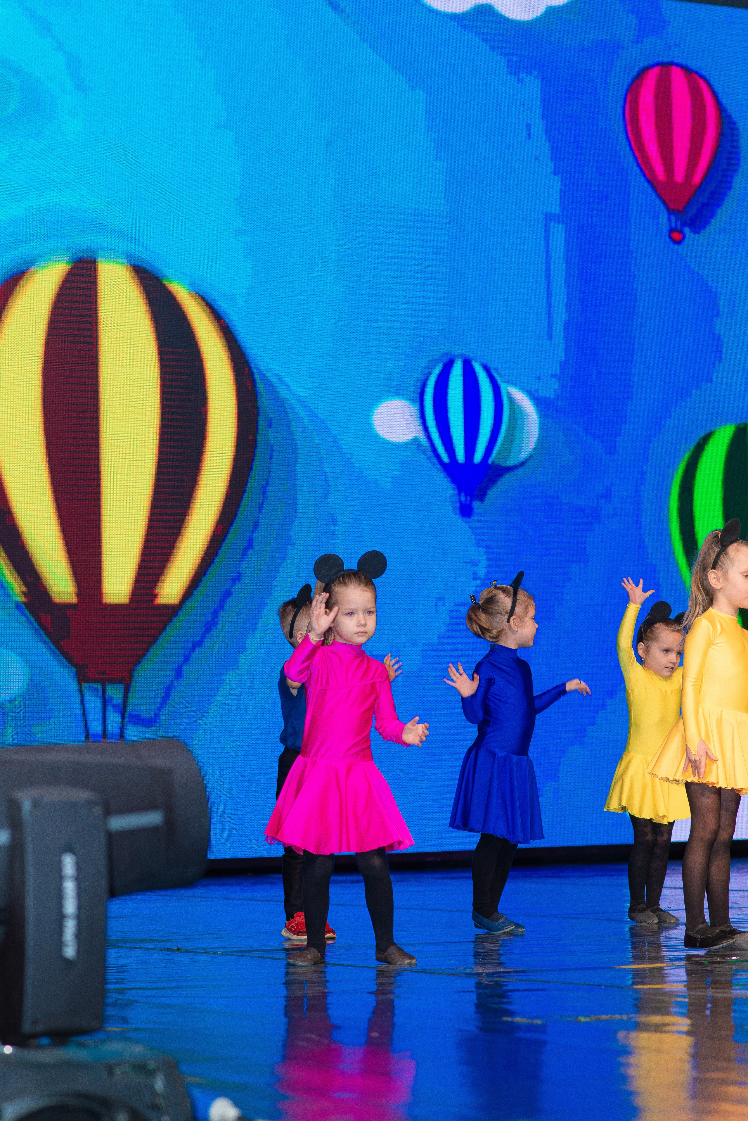 Выступление школы танцев Овация. Семейный фотограф на выписку из роддома и крещение Минск Настя Гришук