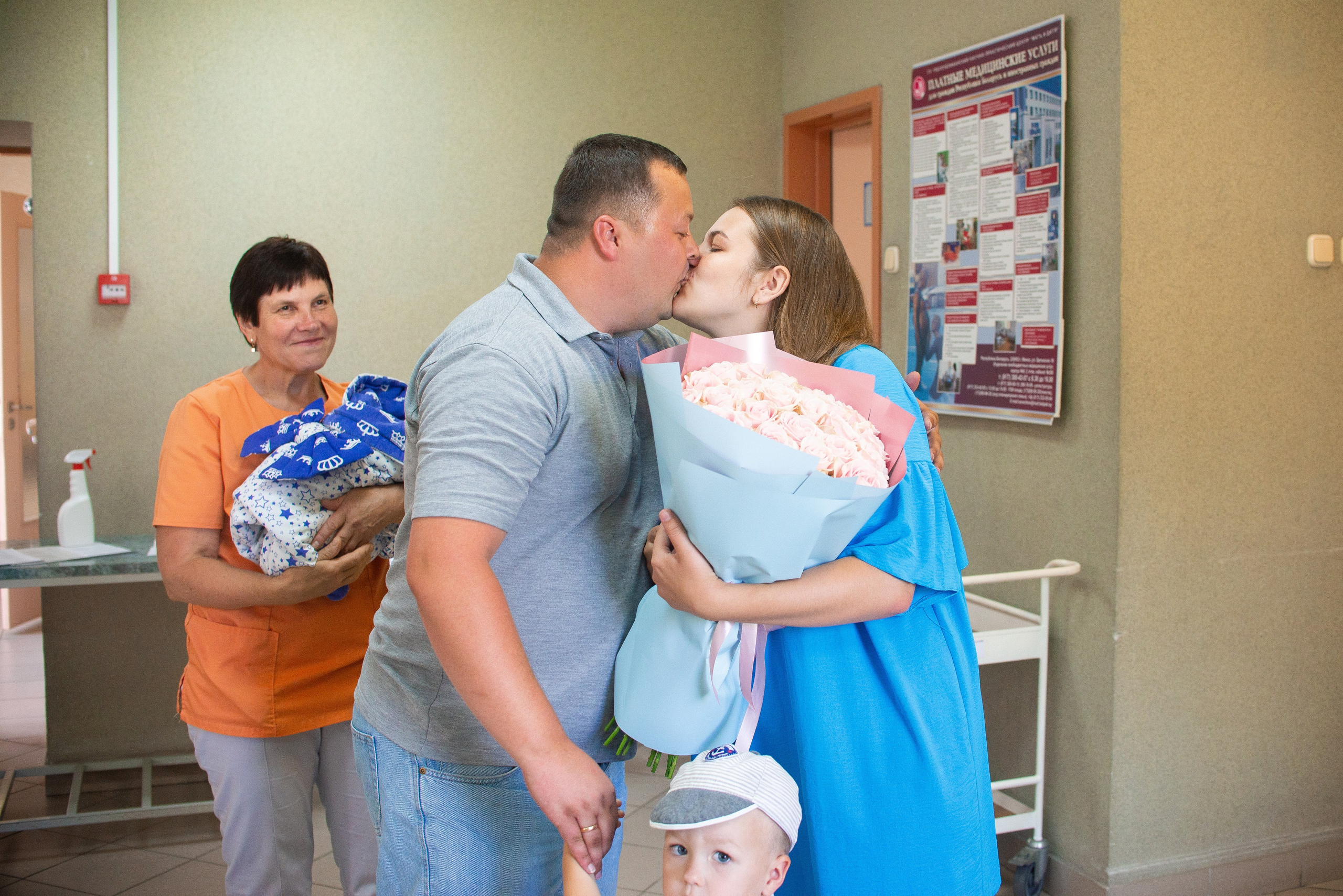 Выписка Светланы МиД. Семейный фотограф на выписку из роддома и крещение Минск Настя Гришук