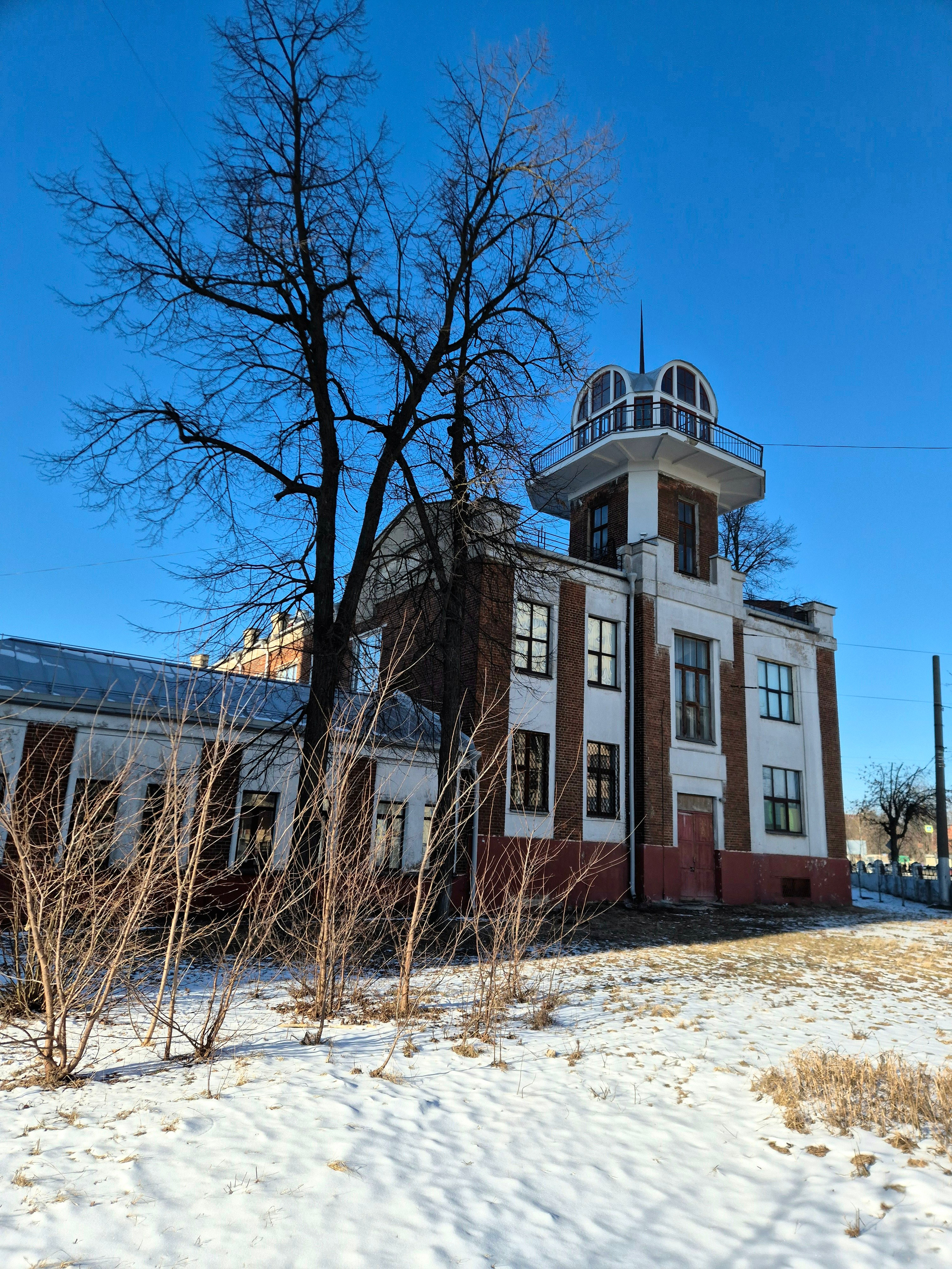 В Доме-птице располагается школа. По прибытию выяснили, что мы забыли из нужных вещей - совершенно легко купили все в Ленте у вокзала. Огромный супермаркет с ассортиментом пошире, чем в Москве