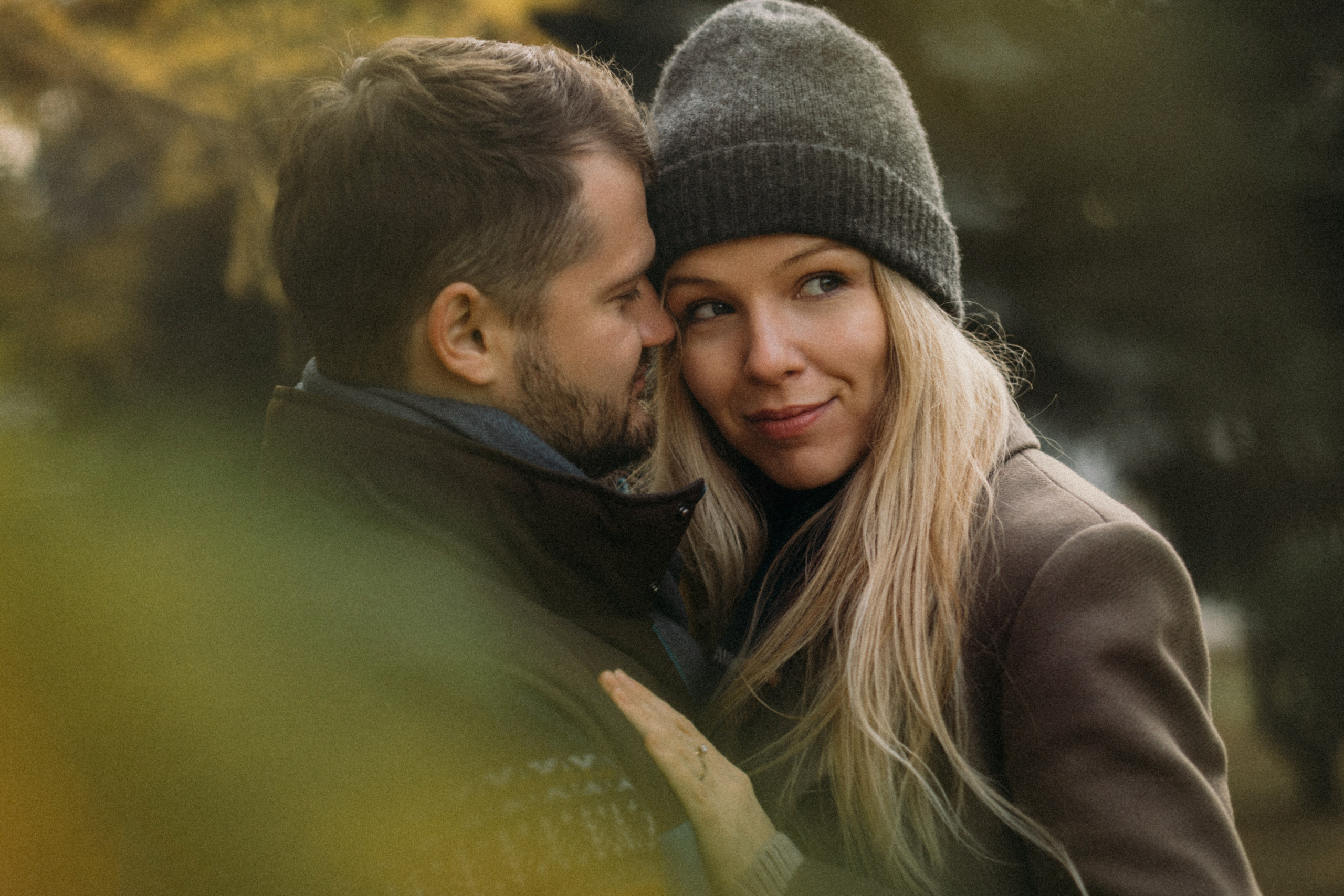 Золотые цвета листьев окружили пару влюблённых, добавив теплоты этому уникальному моменту с плёночным зерном и натуральностью природного освещения