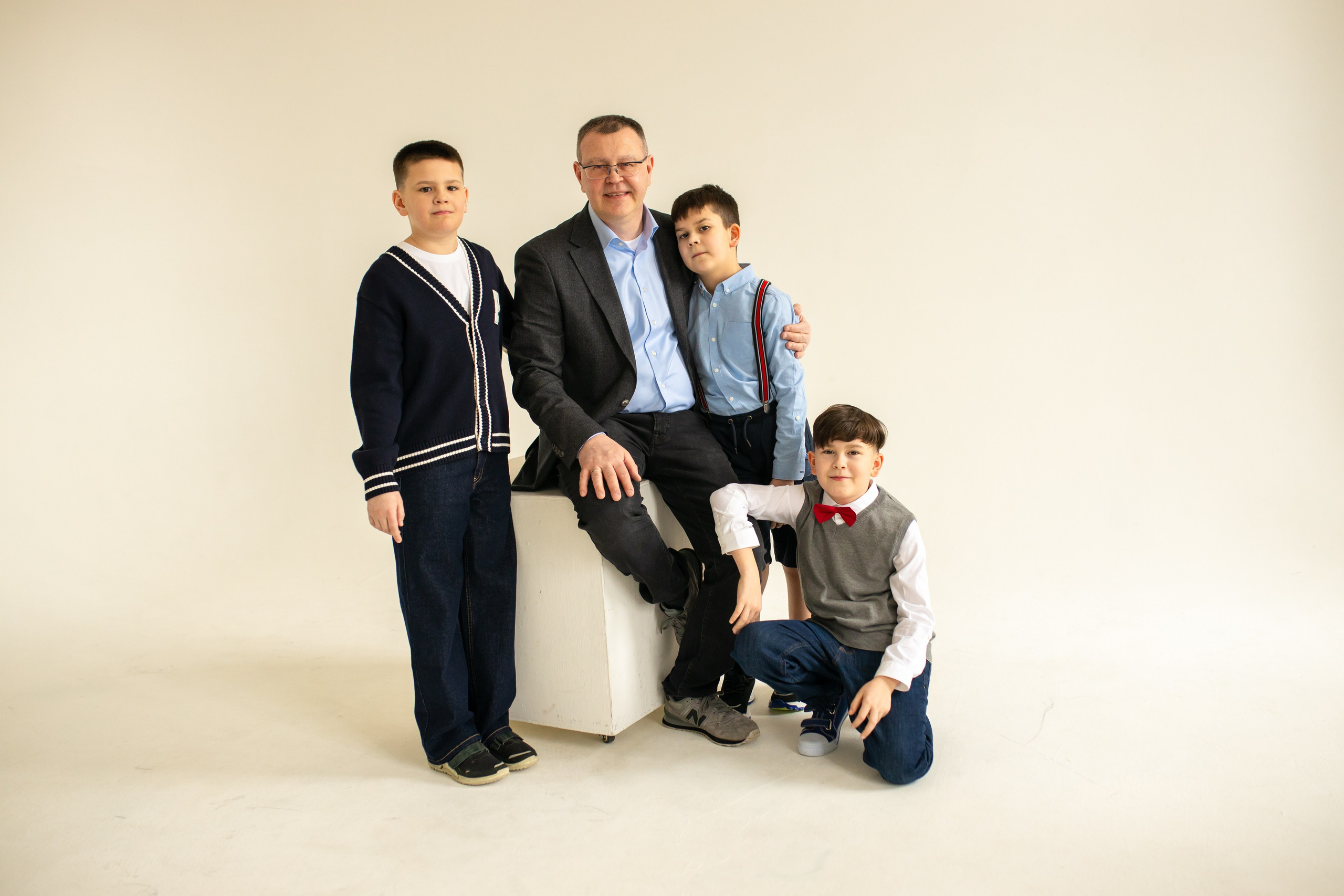 Семейная фотосессия на циклораме с естественным светом. Фотограф в Железнодорожном и Балашихе