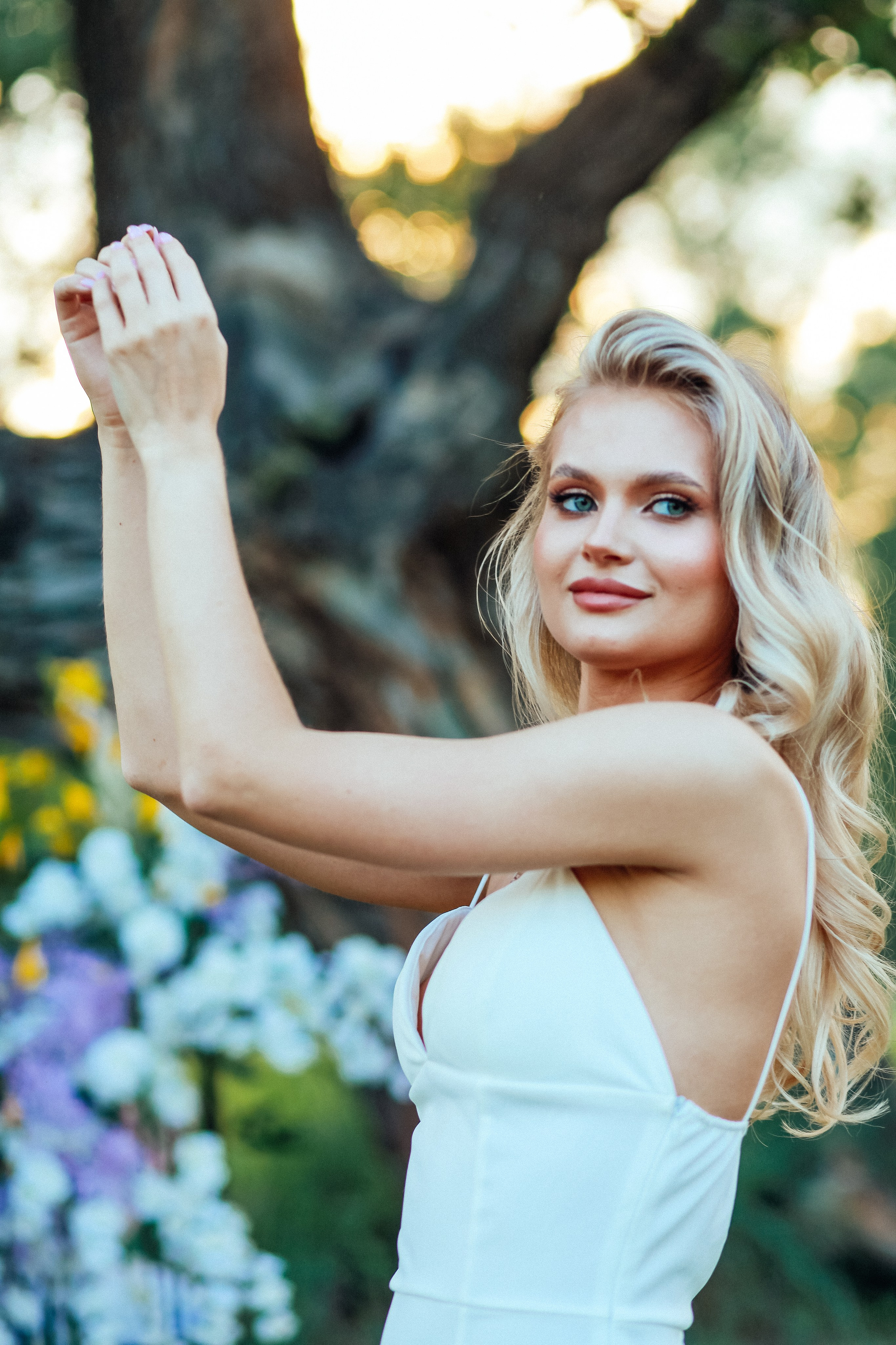 утро очень красивая невеста блондинка цветы природа лето декор дерево кровать бокал