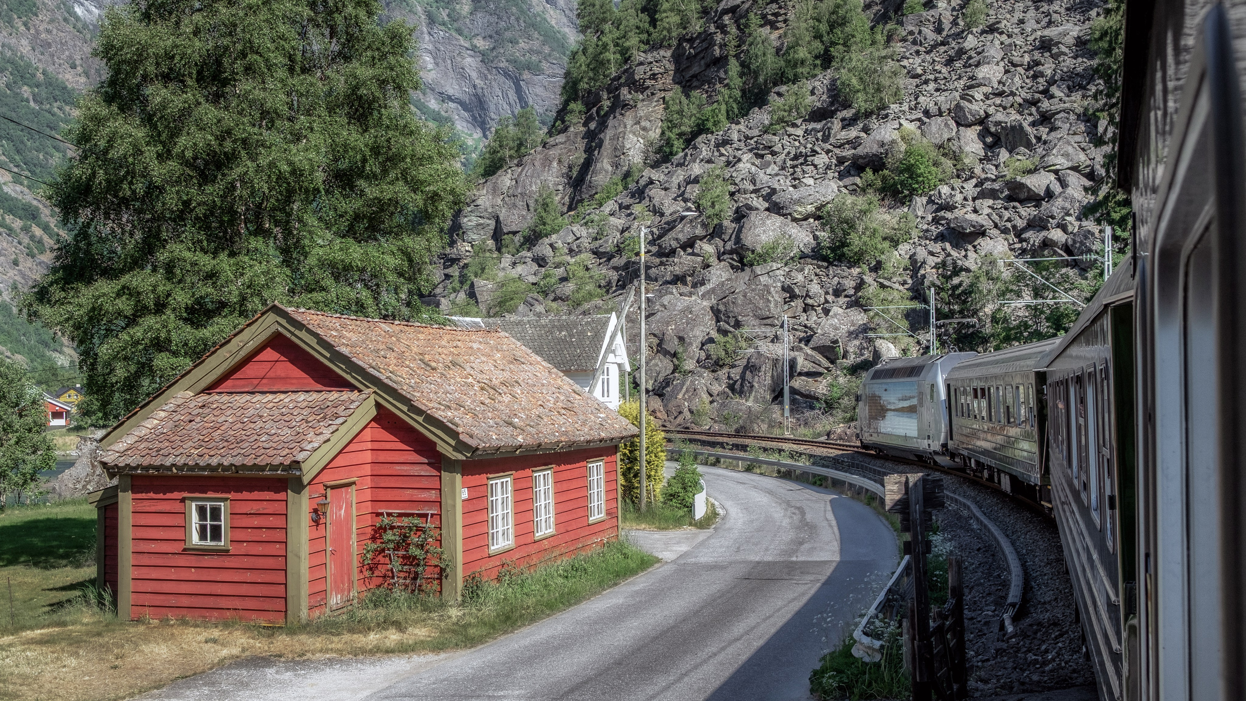 Вид из окна поезда на норвежский пейзаж