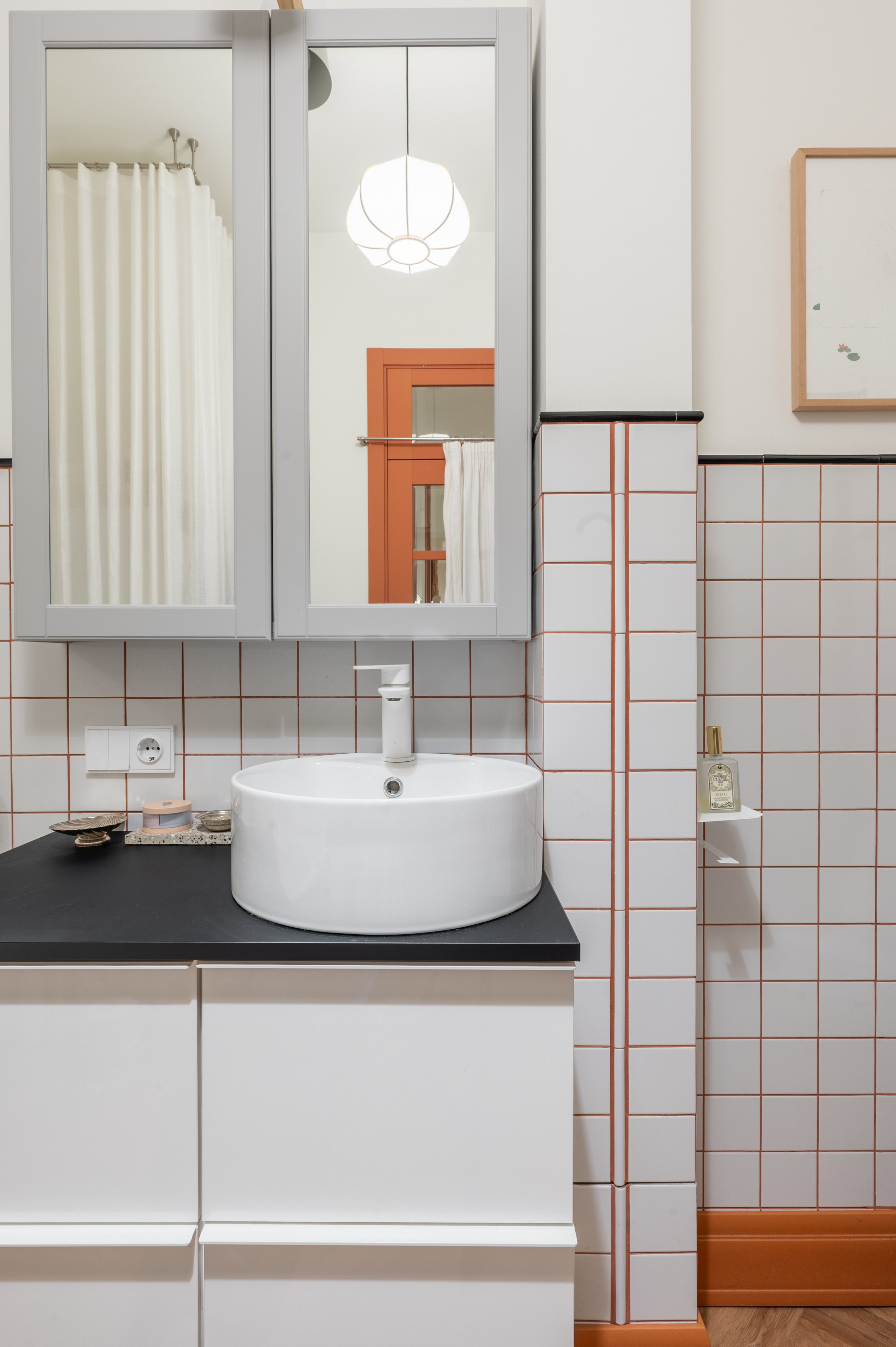 Санузел с лаконичной отделкой, интерьерная фотография Артура Попова.