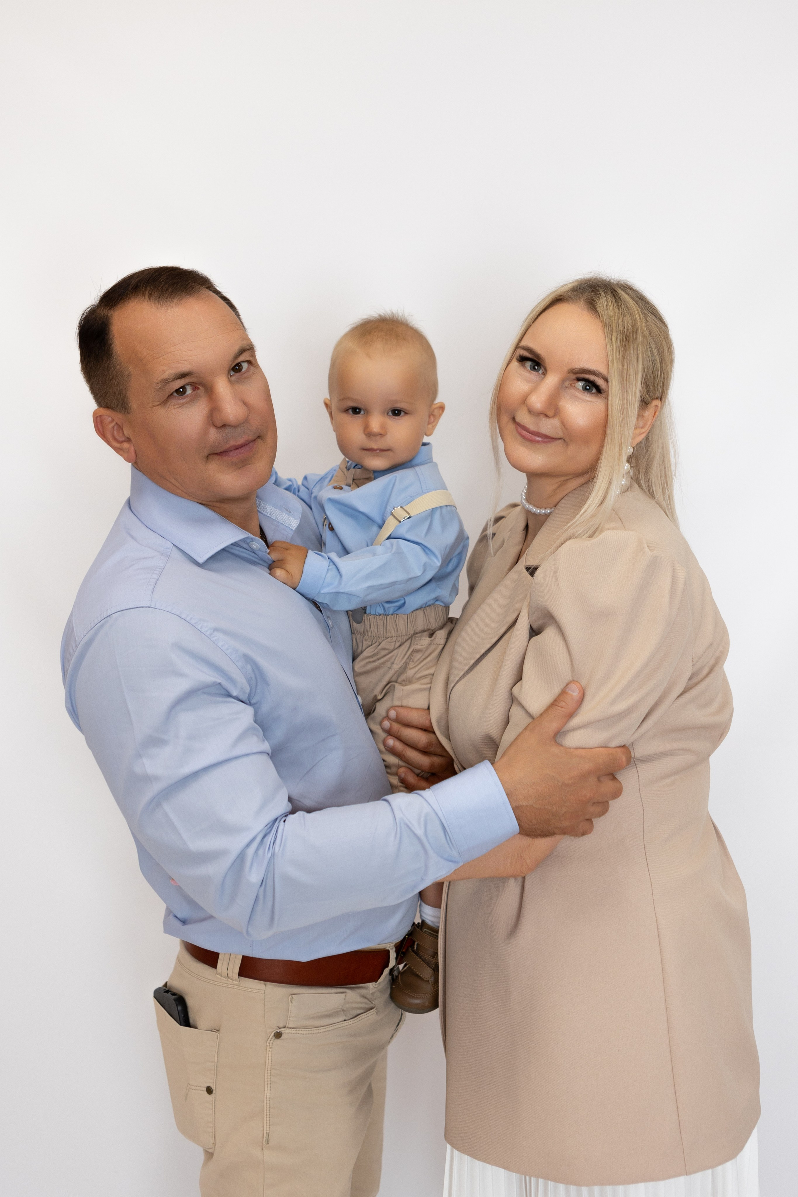 Фото с родителями на однотонных фонах. Фотограф новорожденных. Детский и семейный фотограф Марьяна Юдина