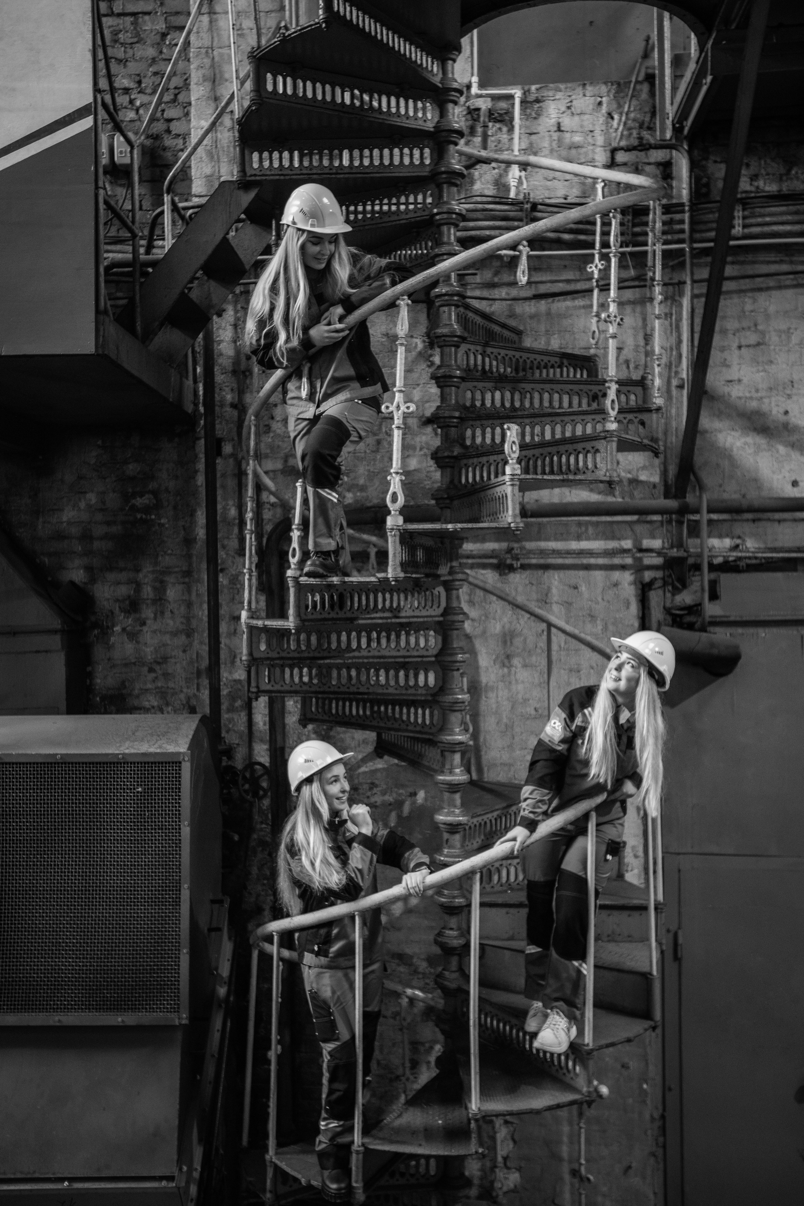 Тройняшки на Балтийском заводе на исторической лестнице в цехе.