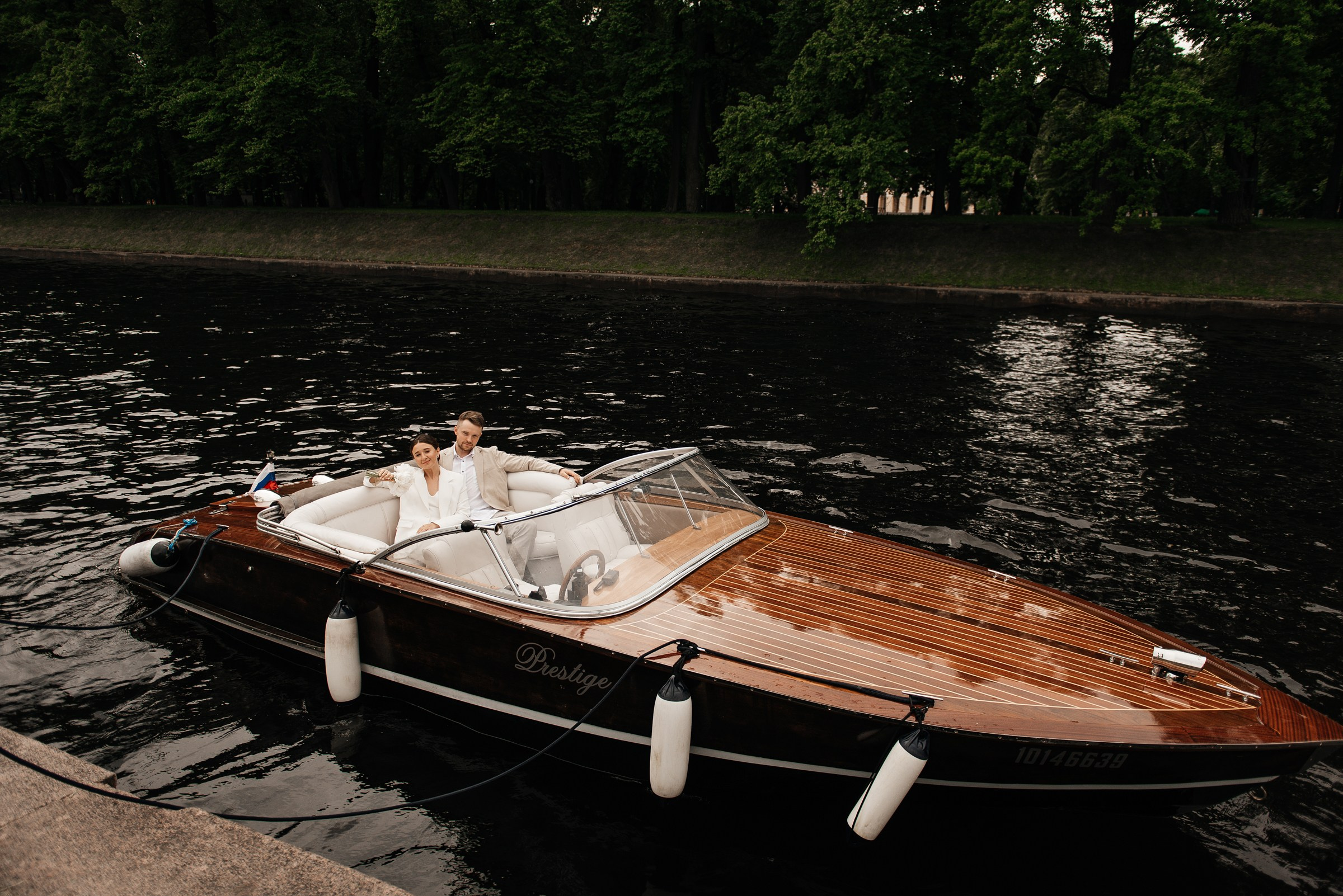 свадебная прогулка на катере по Неве