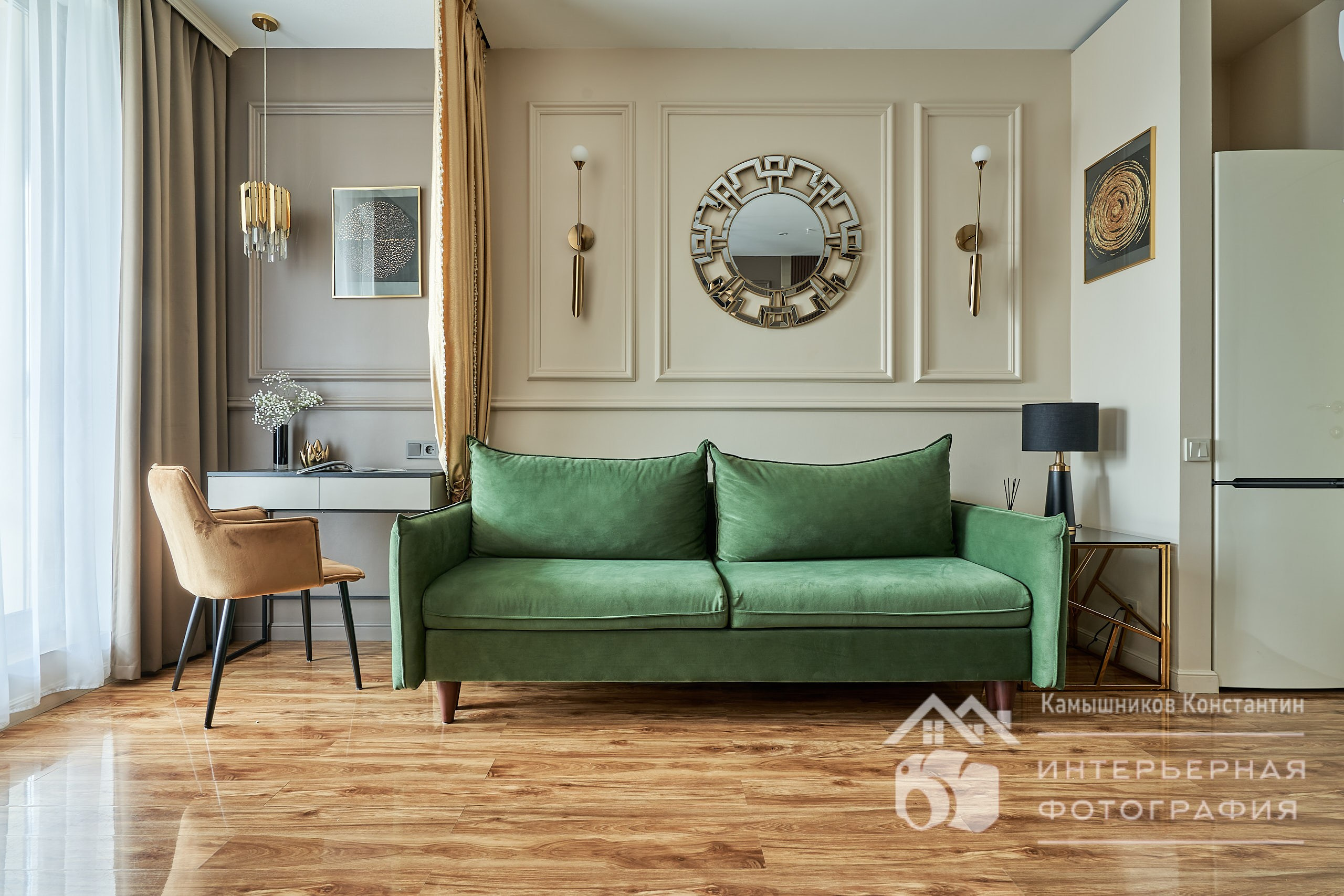 Интерьерное фото апартаментом на Ходынском бульваре: в кадре - диван и столик для работы 