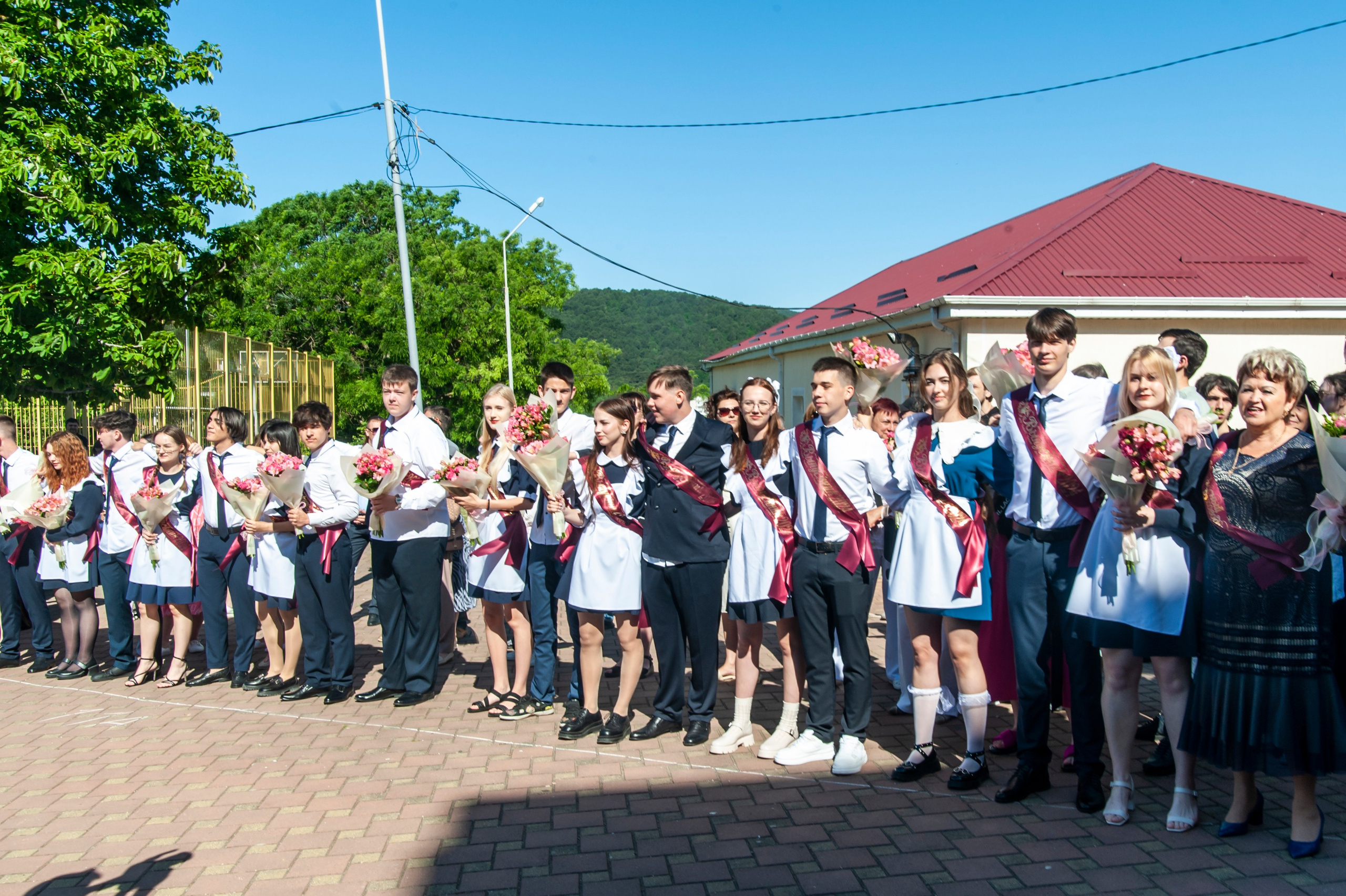 Последний Звонок МАОУ СОШ № 17 им. Эдуарда Есаяна — Архипо-Осиповка. Свадебный и семейный фотограф Денис Лукьянов в Краснодаре, Краснодарском крае и Республике Крым