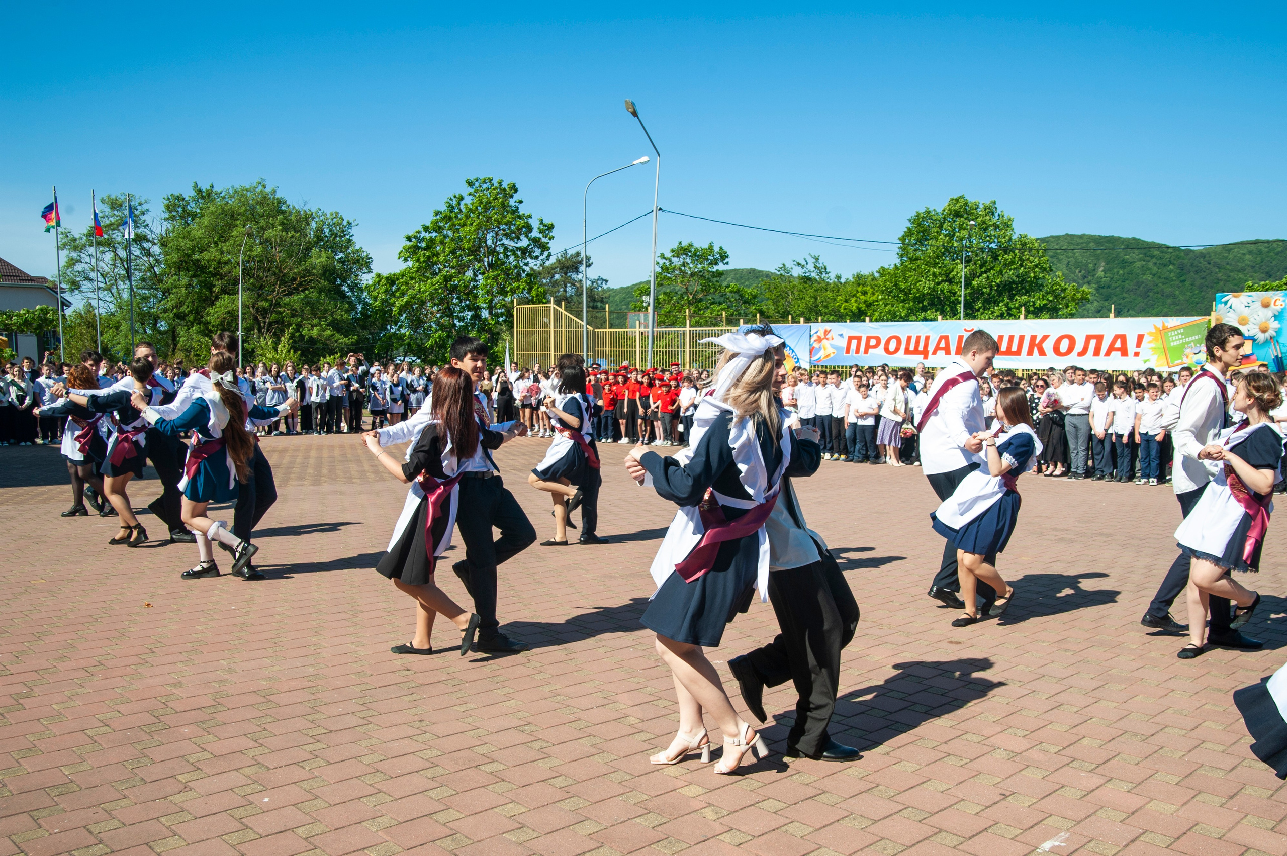 Последний Звонок МАОУ СОШ № 17 им. Эдуарда Есаяна — Архипо-Осиповка. Свадебный и семейный фотограф Денис Лукьянов в Краснодаре, Краснодарском крае и Республике Крым
