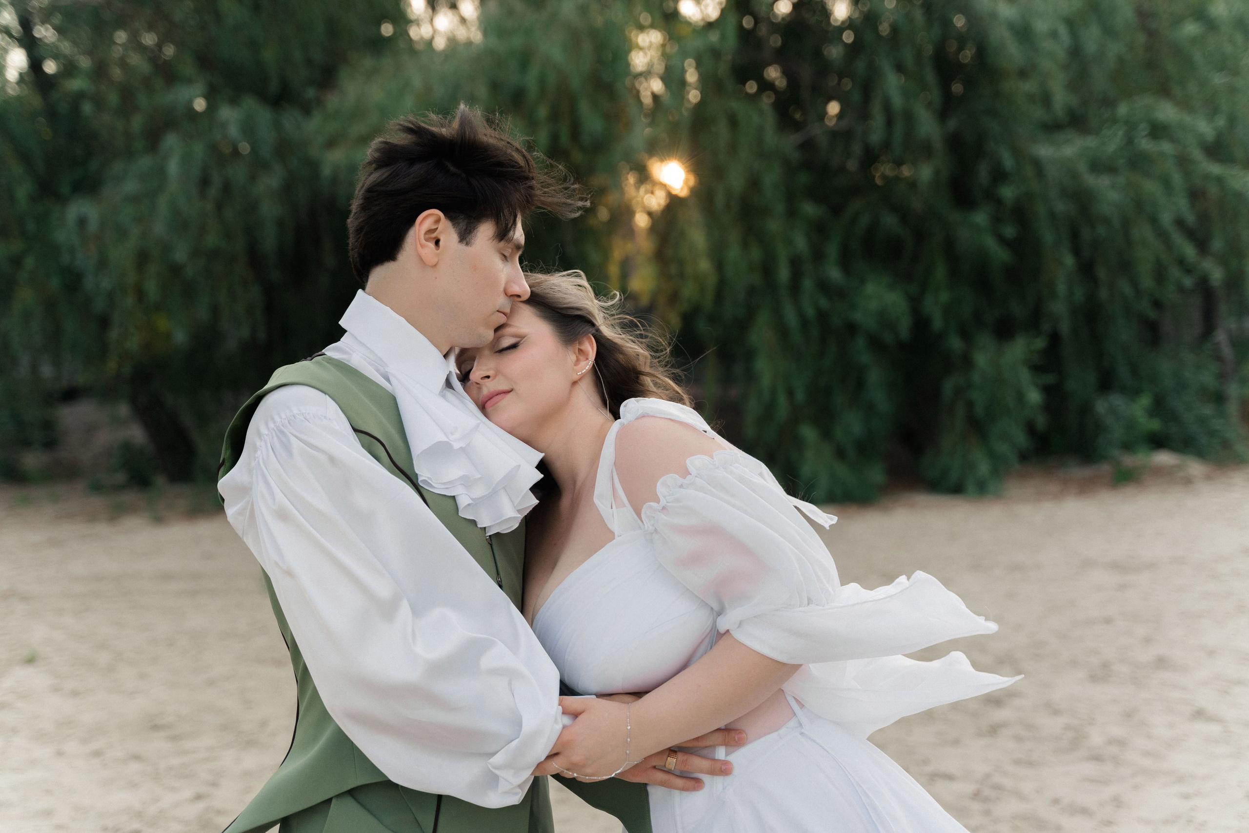 свадебная фотосессия жениха и невесты  на берегу реки Дон