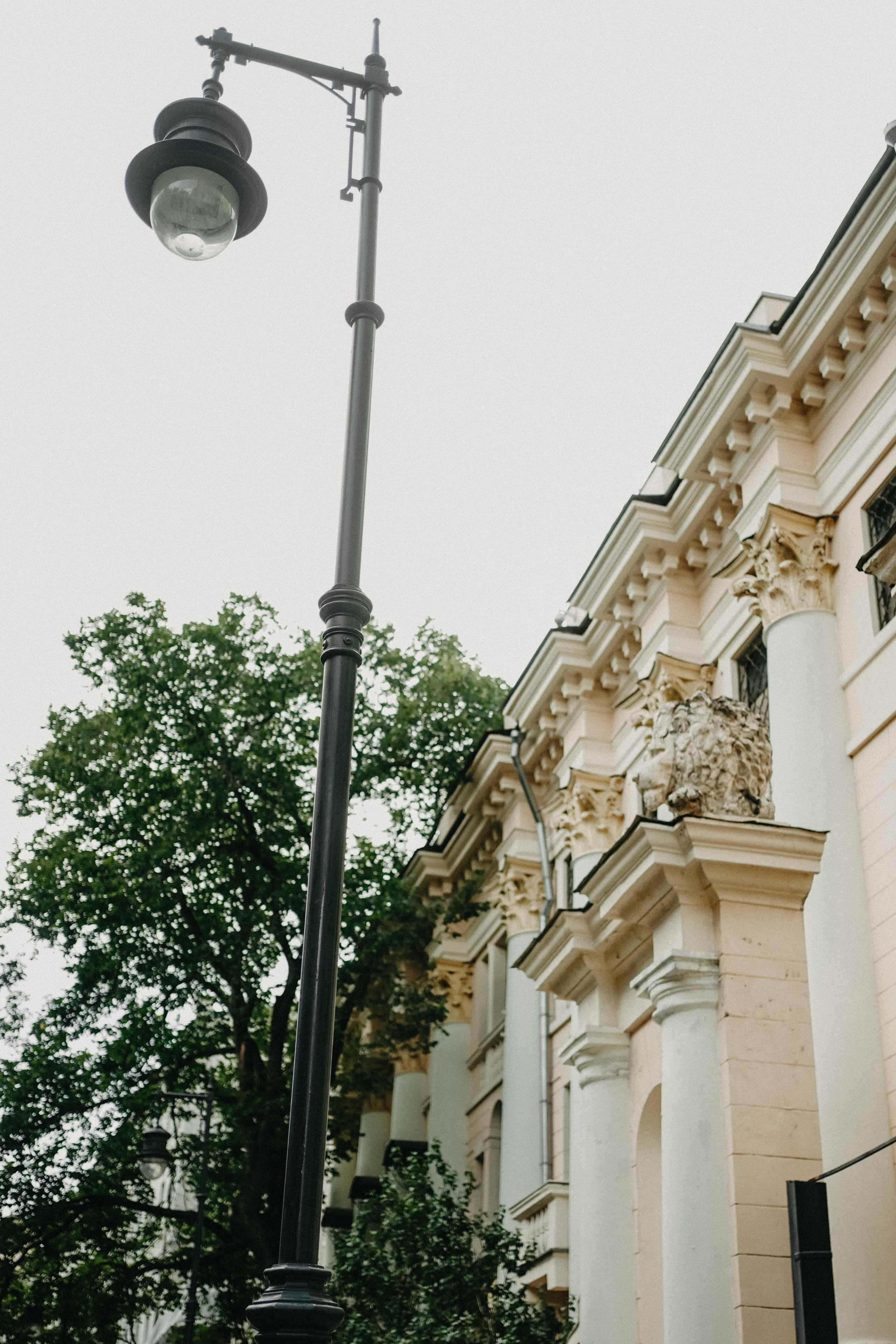 Девушка по городу шагает босиком. Фотограф Наталья Колганова