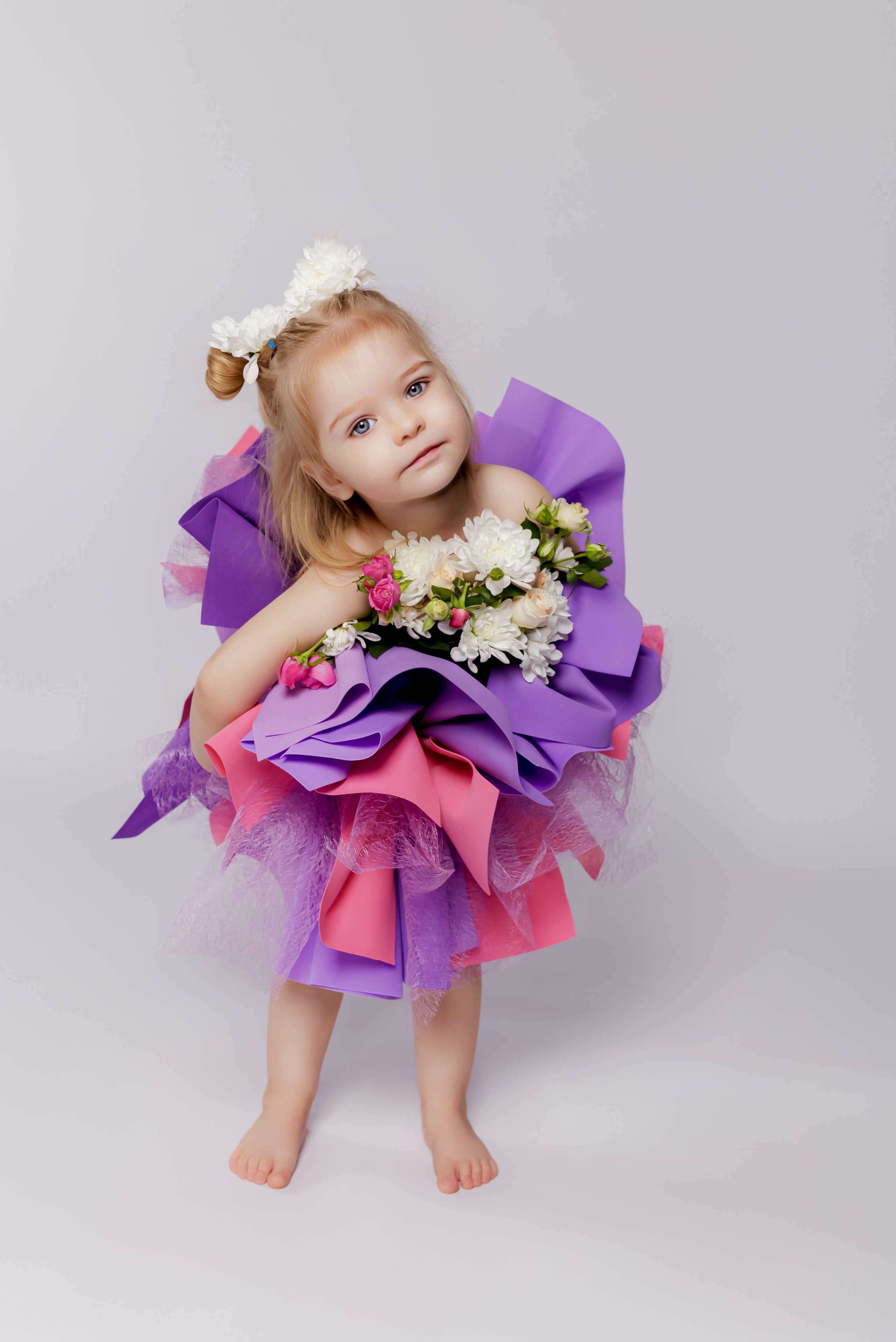 Цветочная фотосессия двух сестер в студии