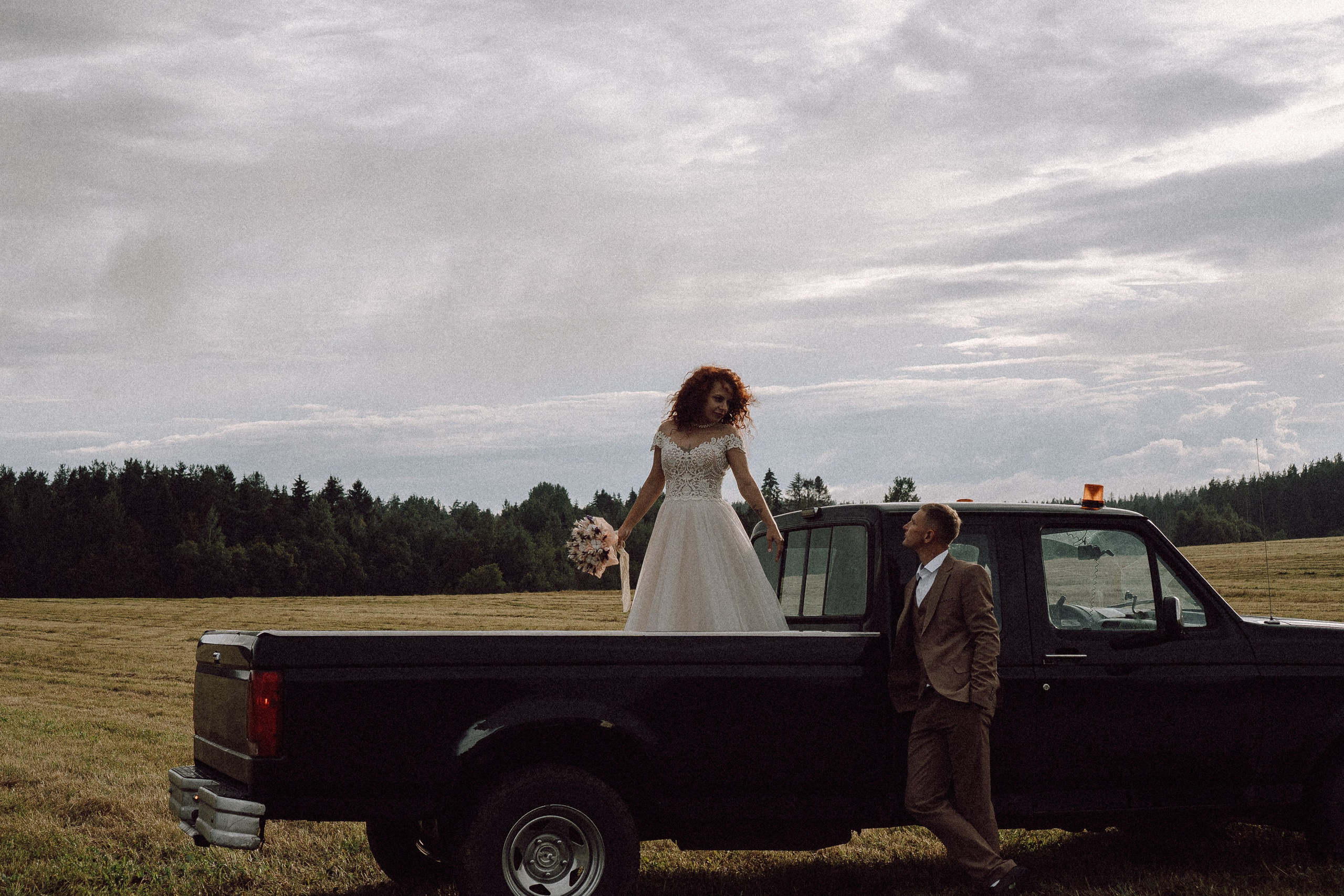 СВАДЕБНАЯ ФОТОСЕССИИЯ ПАРЫ В ГОРОДЕ ПРИОЗЕРСК В СОСНОВОМ ЛЕСУ И С ПИКАПОМ. Профессиональный фотограф, Санкт-Петербург — Виктория Богомолова