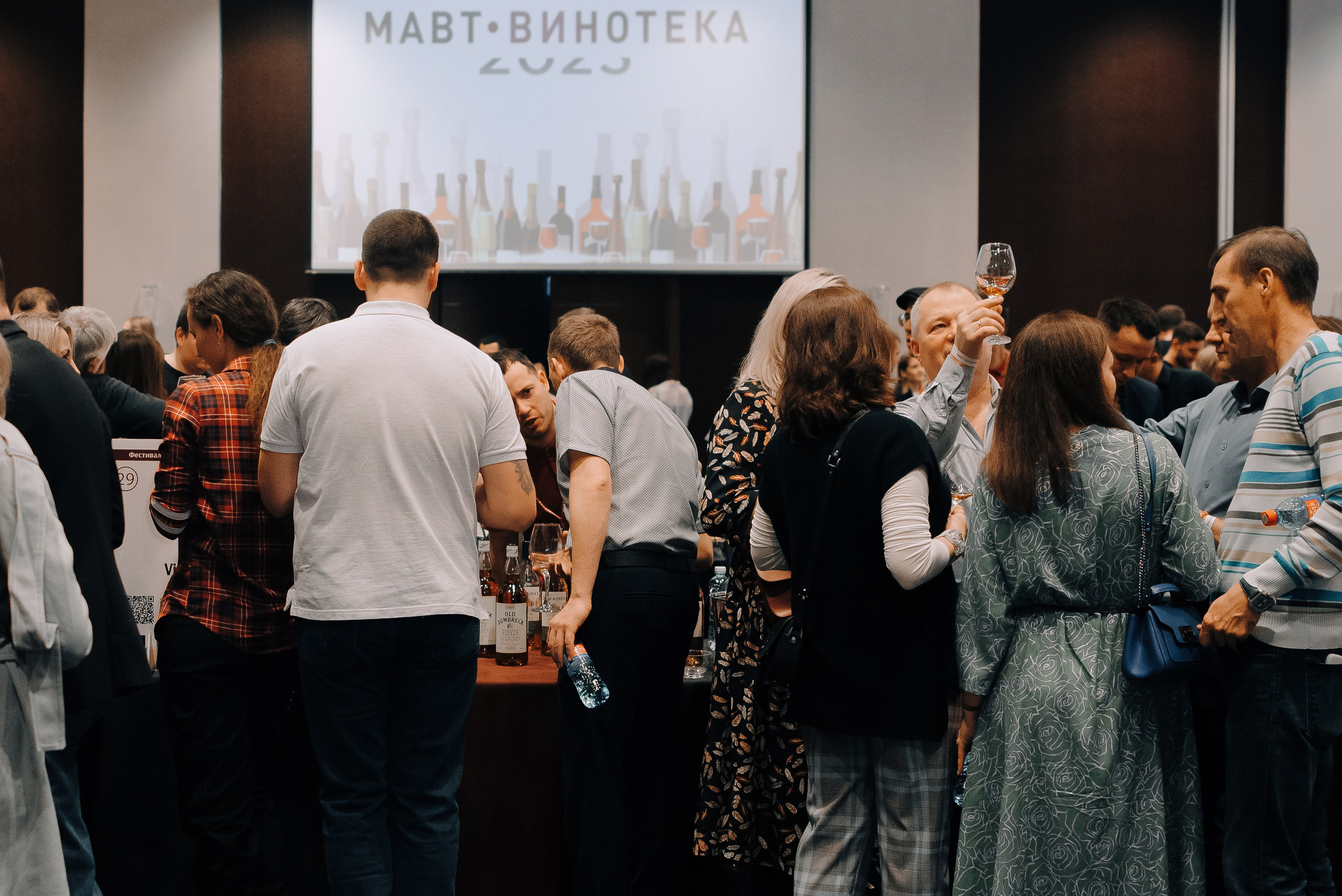 ФЕСТИВАЛЬ ВИНА И КРЕПКИХ НАПИТКОВ МАВТ-ВИНОТЕКА. Репортажный фотограф Зуев Роман г. Челябинск