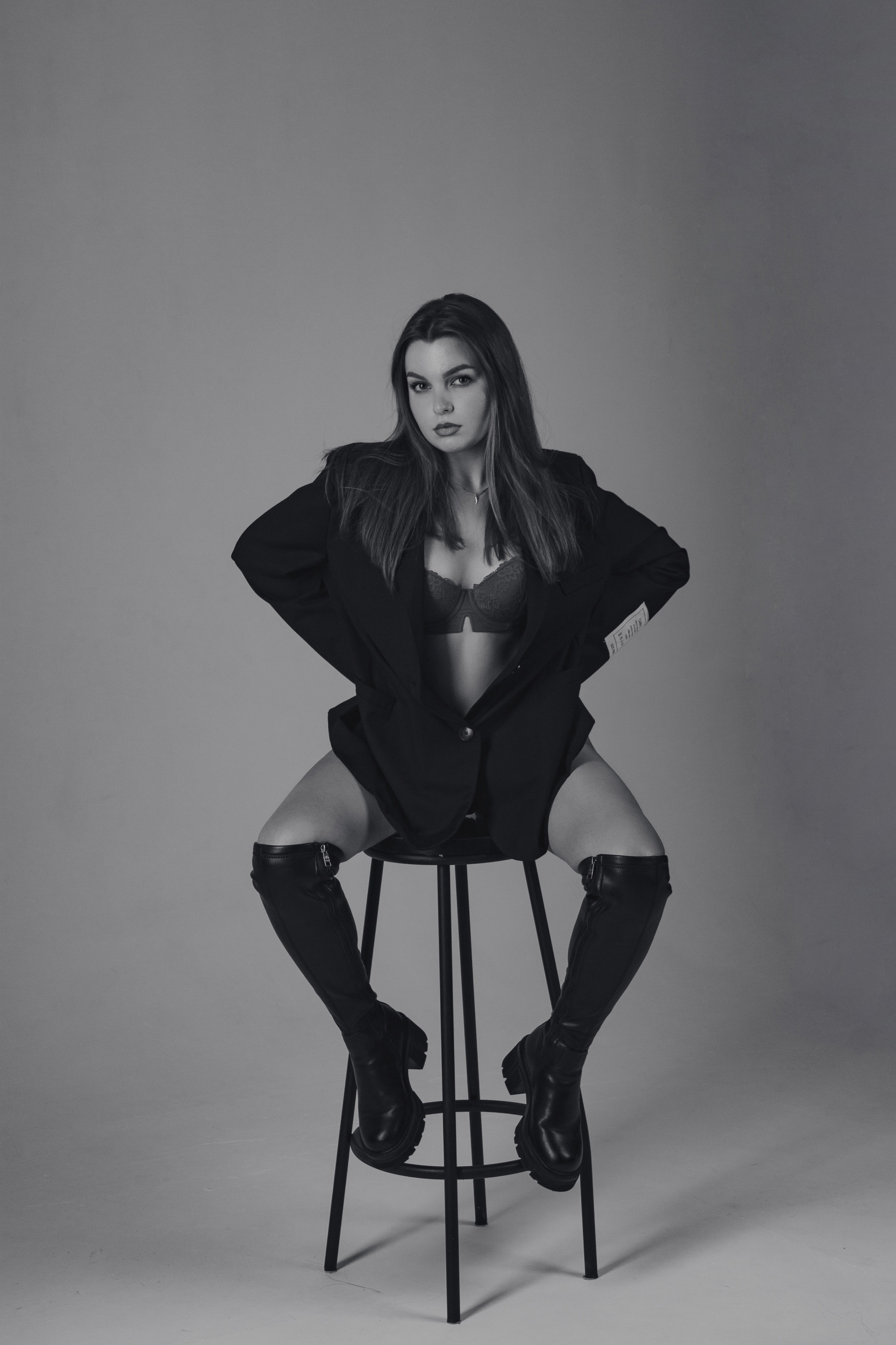 Черно-белая фотосессия в студии в темном ключе. Фотограф Наталья Воронина Москва