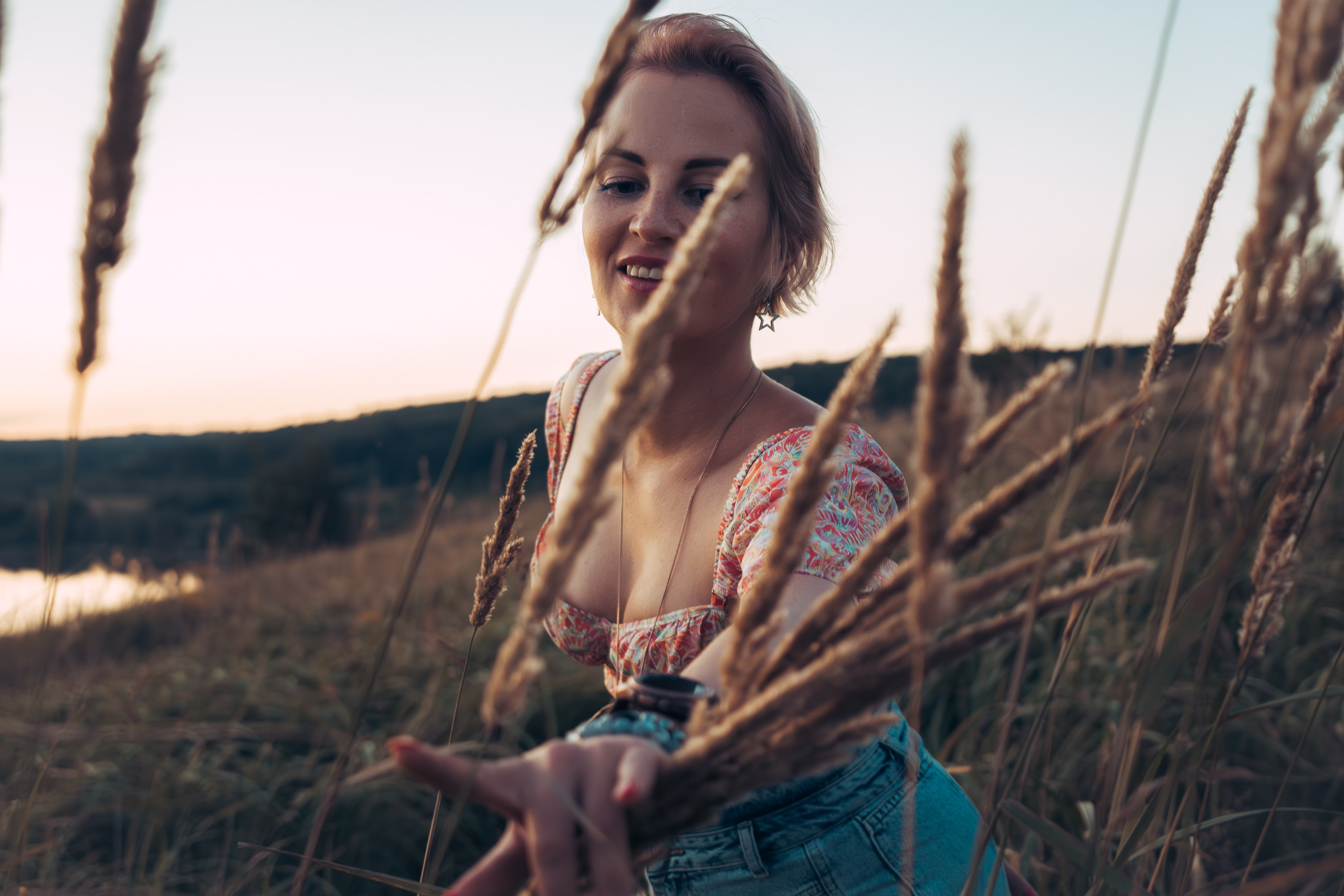 Фотография, сделанная во время профессиональной фотосессии. На ней изображена модель или группа людей в студии или на открытом воздухе. В кадре присутствуют студийное освещение и реквизит.