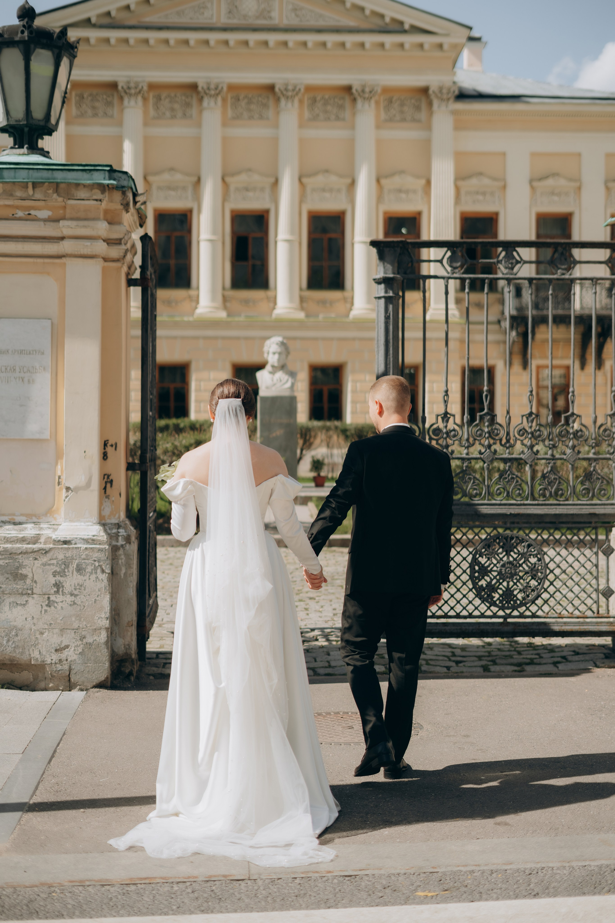 Свадебная фотосессия в Москве / Библиотека-читальня им. А. С. Пушкина. Фотограф Москва Виктория-Антуанетта