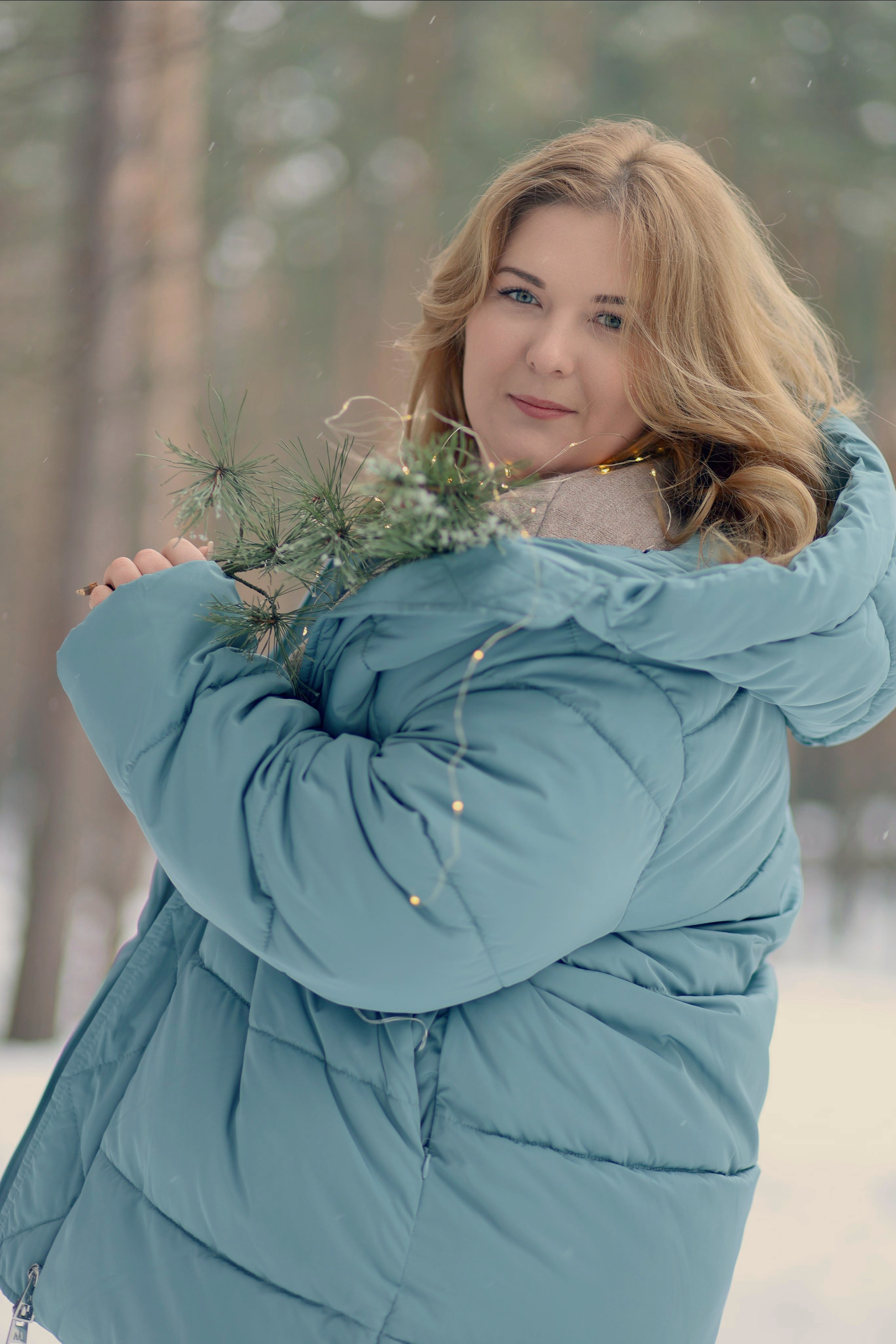 Портретная фотосессия в лесу в синей куртке