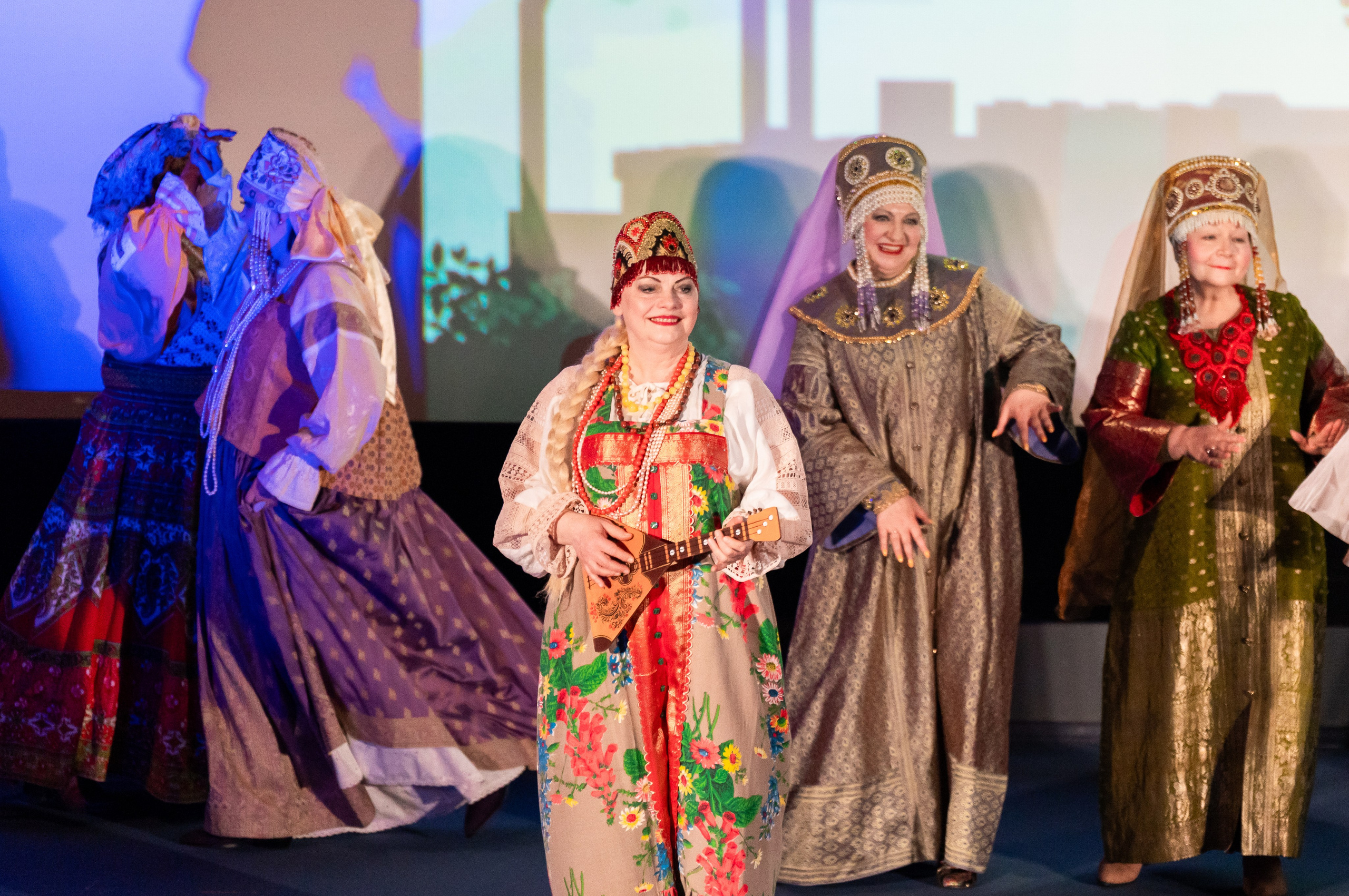 Фольклорный ансамбль в аутентичных русских костюмах с балалайкой на сцене фестиваля «Сохраняем традиции». Санкт-Петербург, 2026. Фото: Мальцев Евгений.