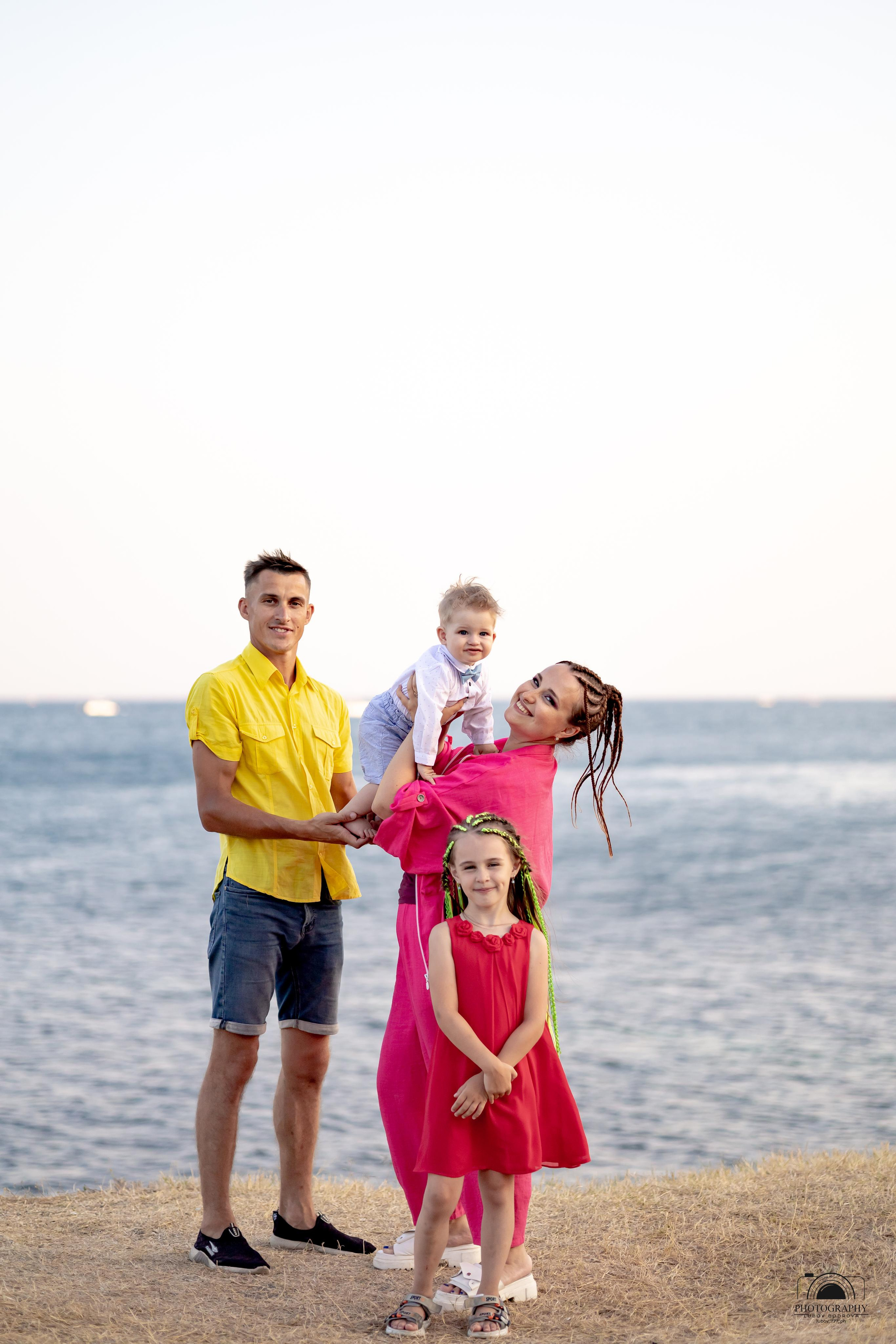 Семейный вечер на берегу моря. Семейный и портретный фотограф в Геленджике Любовь Бодрова