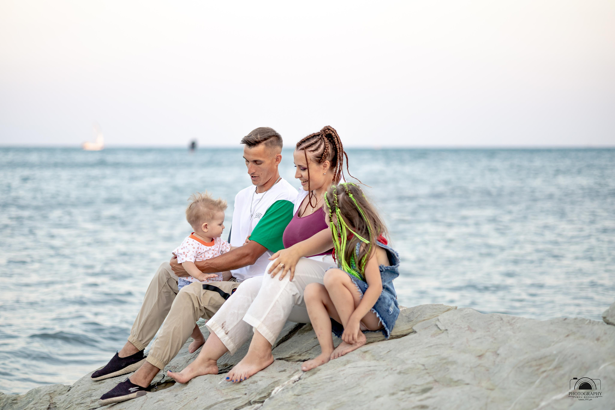 Семейный вечер на берегу моря. Семейный и портретный фотограф в Геленджике Любовь Бодрова