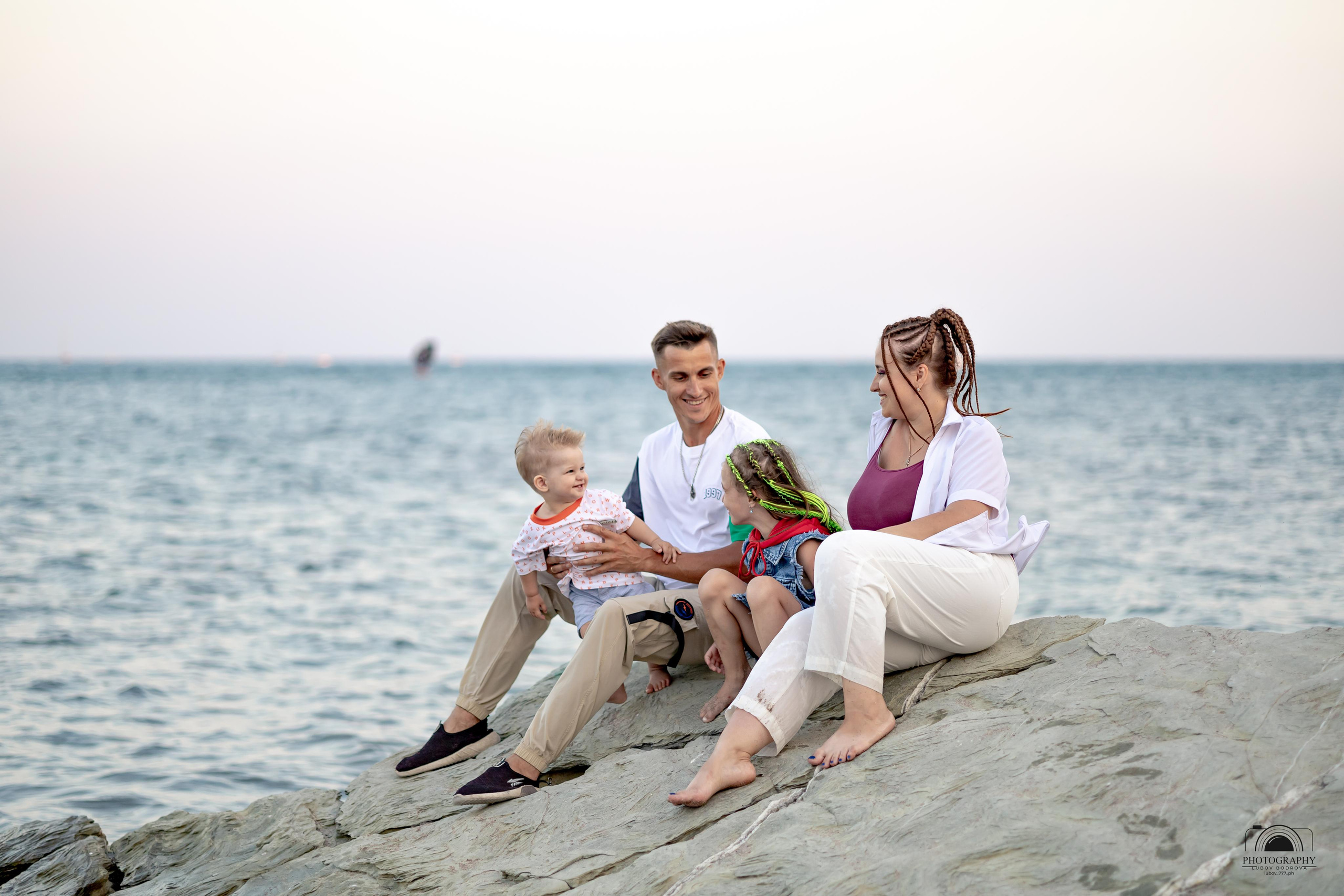 Семейный вечер на берегу моря. Семейный и портретный фотограф в Геленджике Любовь Бодрова