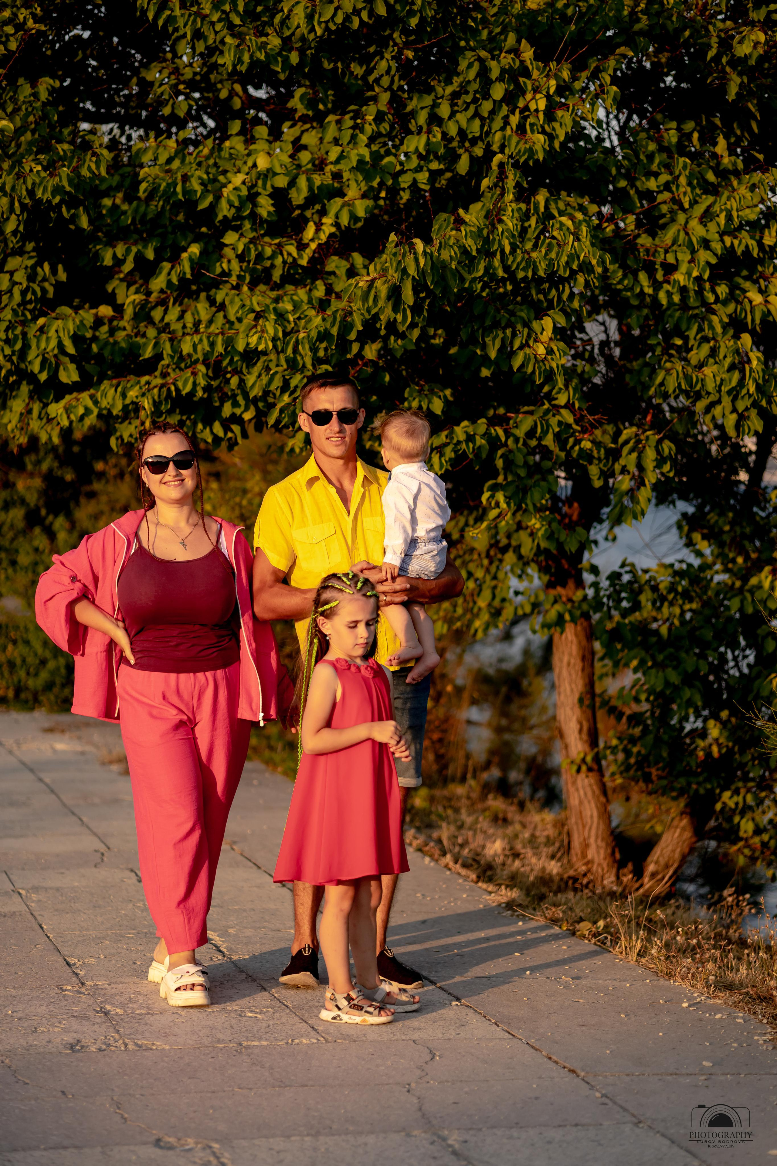 Семейный вечер на берегу моря. Семейный и портретный фотограф в Геленджике Любовь Бодрова