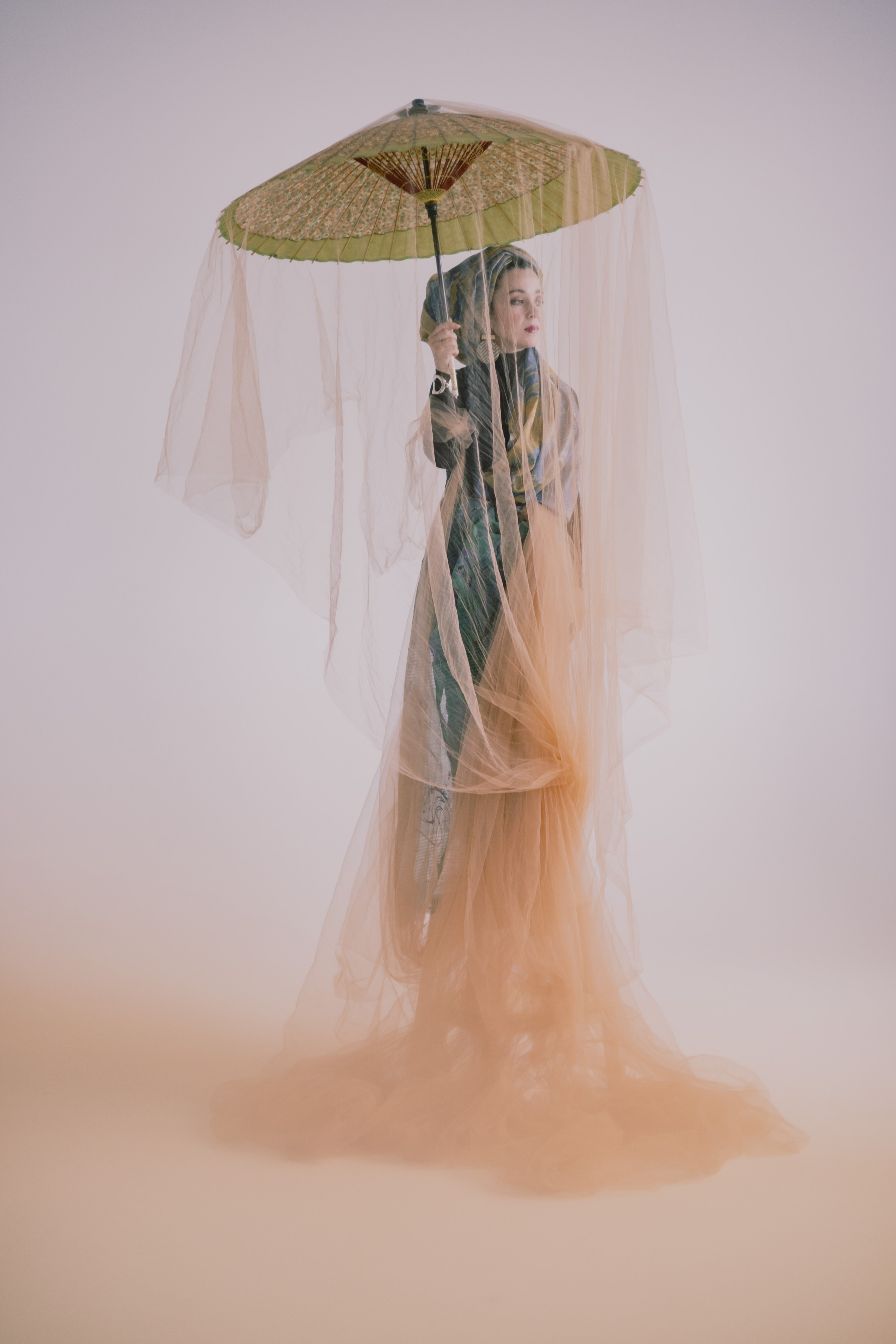 Нана Татишвили, девушка с зонтом в восточном стиле