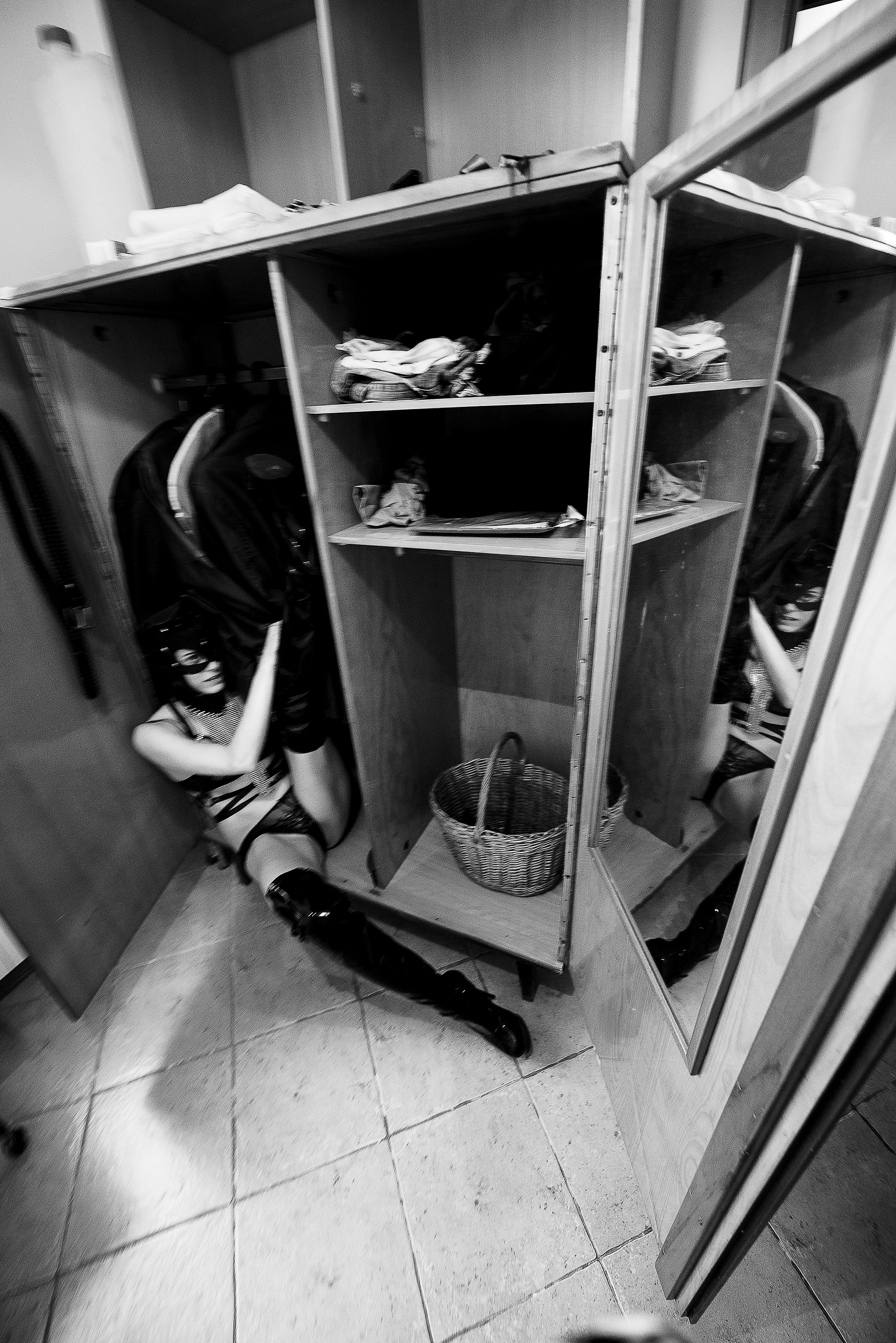 девушка в чулках в шкафу