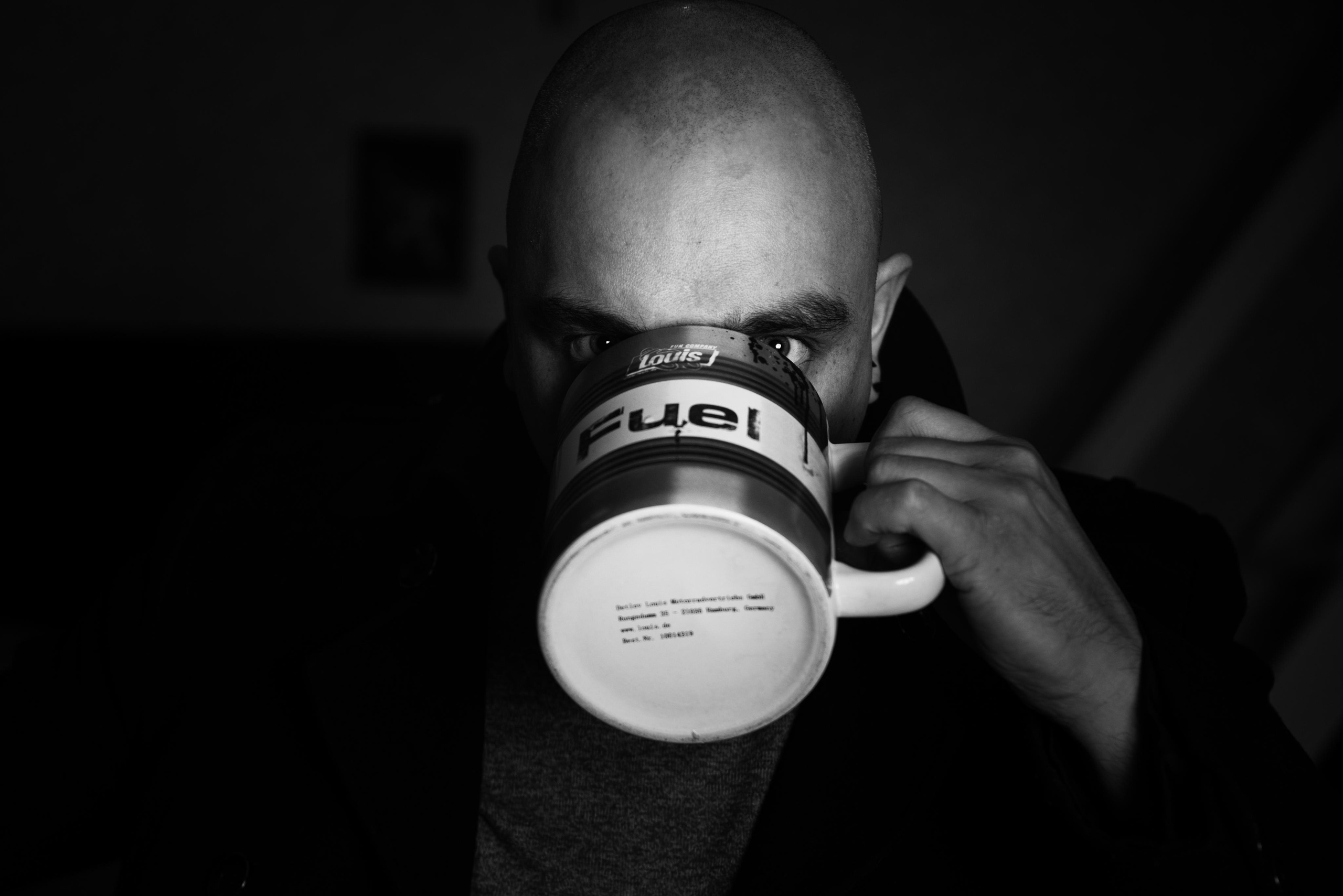 портрет мужчины с кружкой