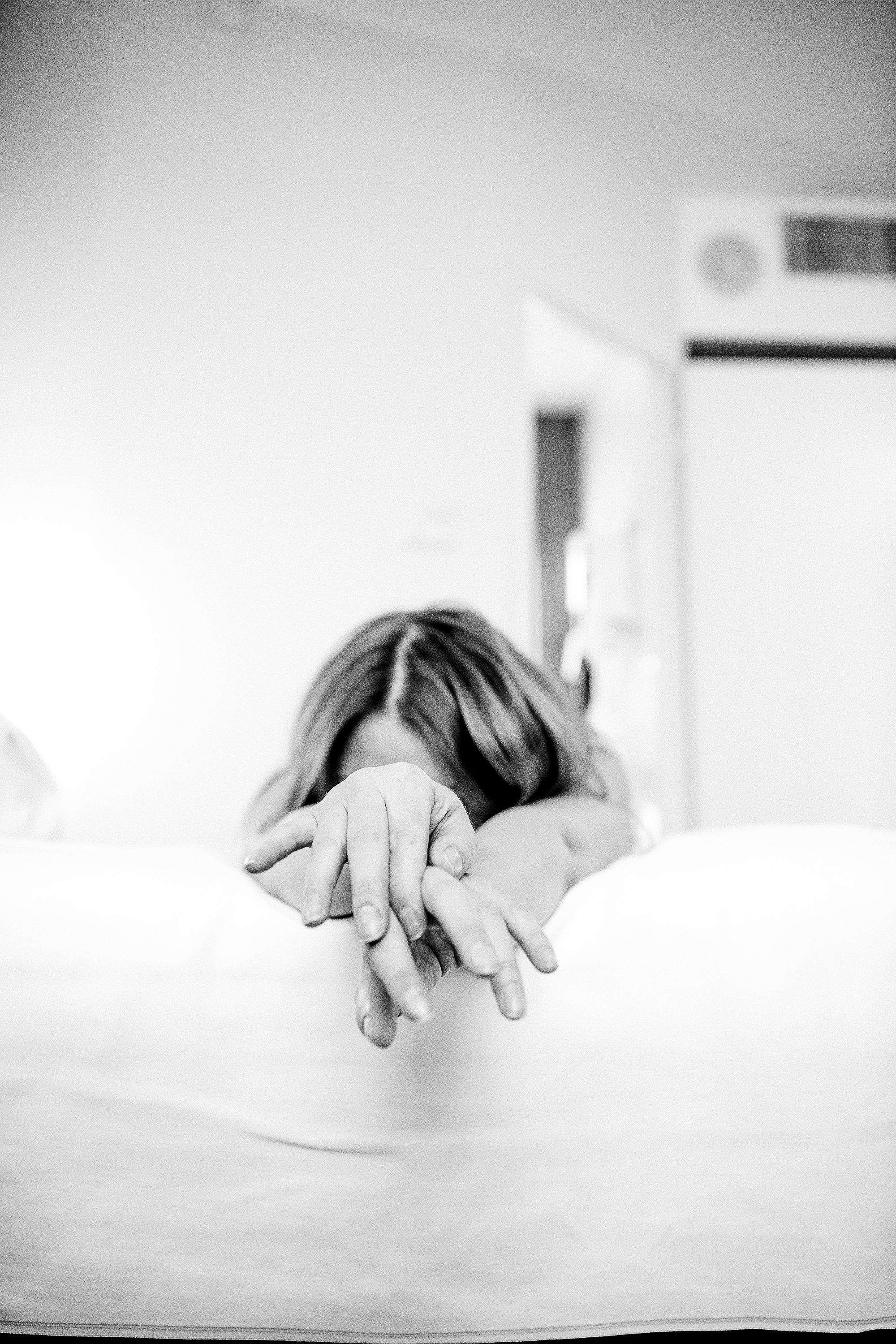 женские руки. девушка в постели