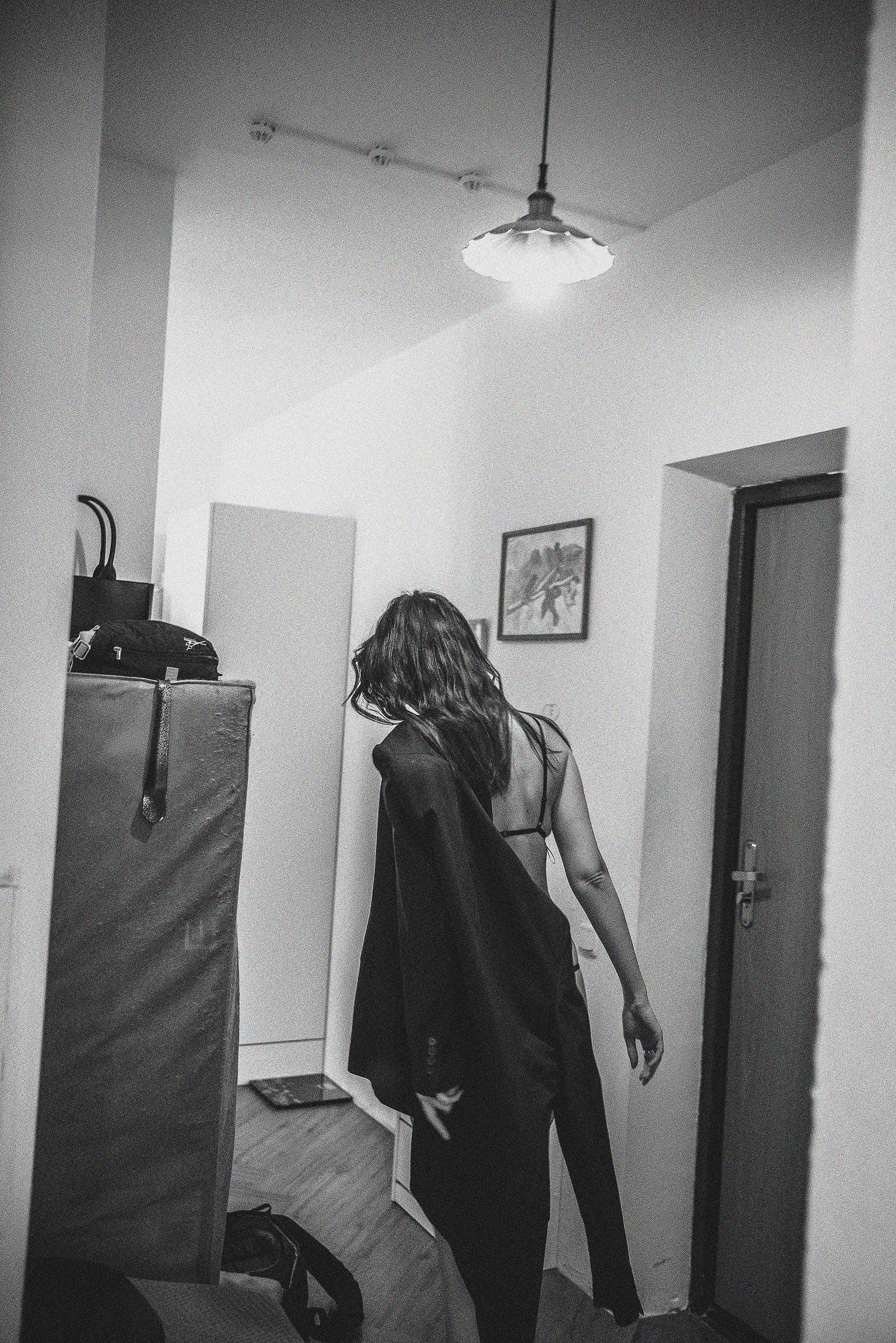 девушка которая уходит