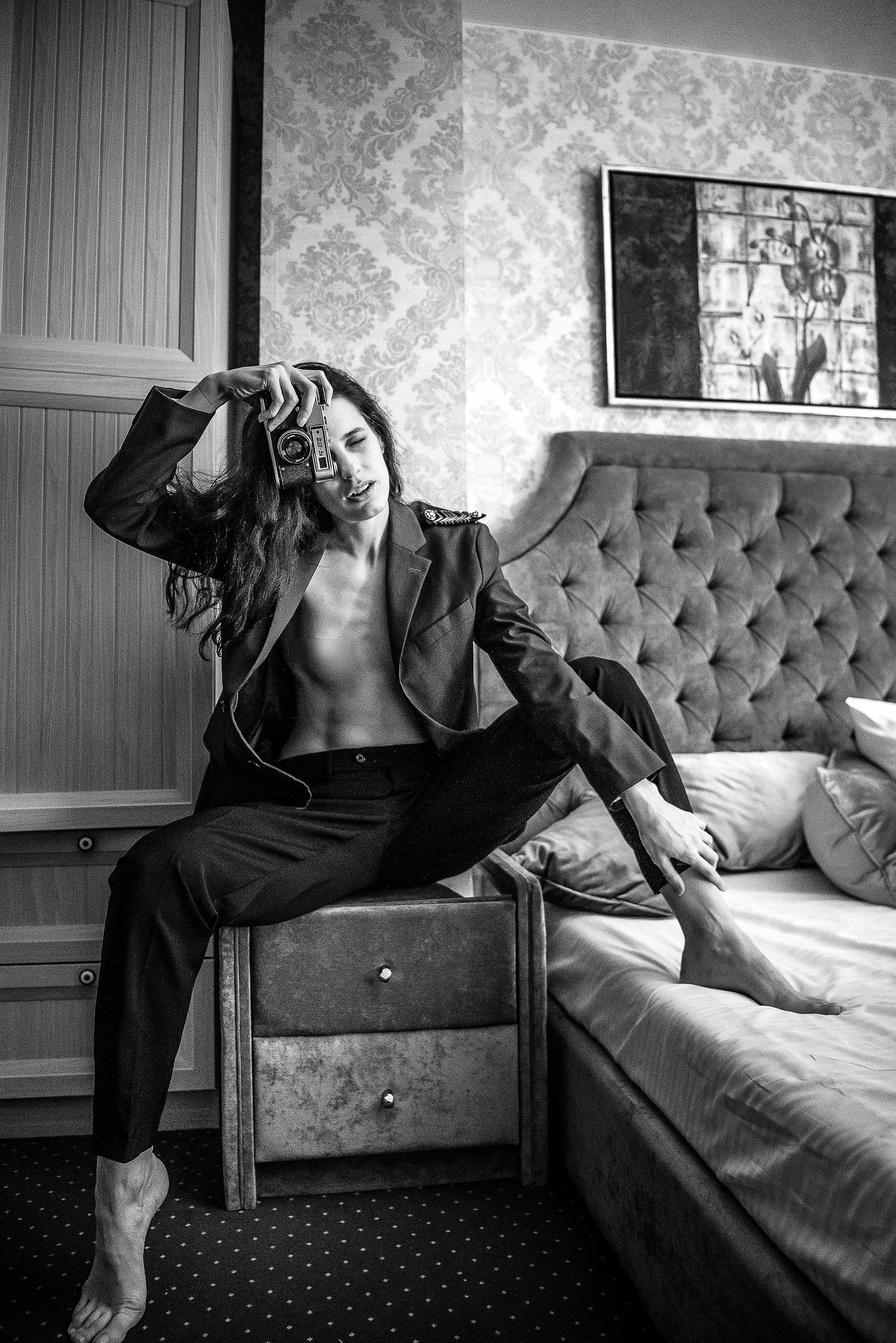 девушка с фотоаппаратом. съёмка в жанре ню