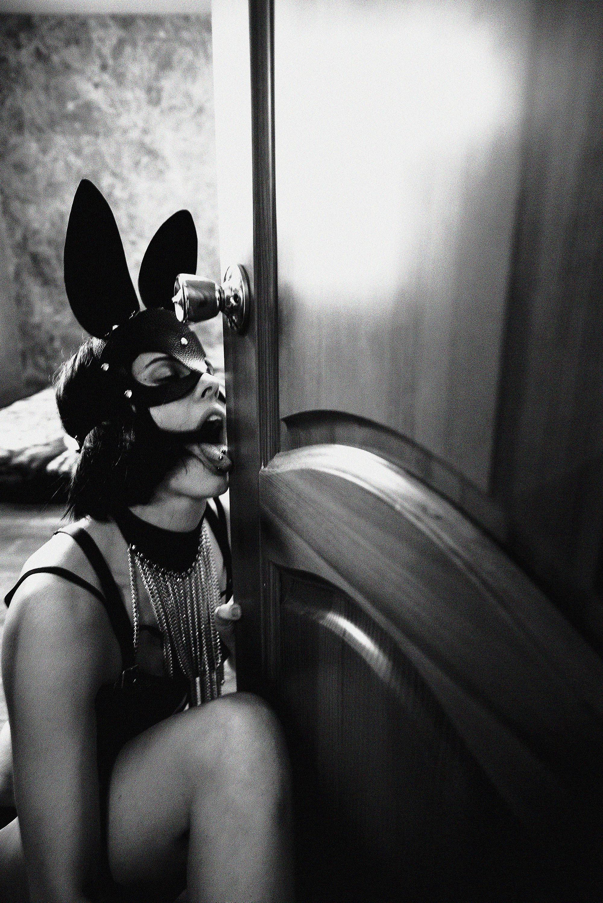 девушка в дверном проёме