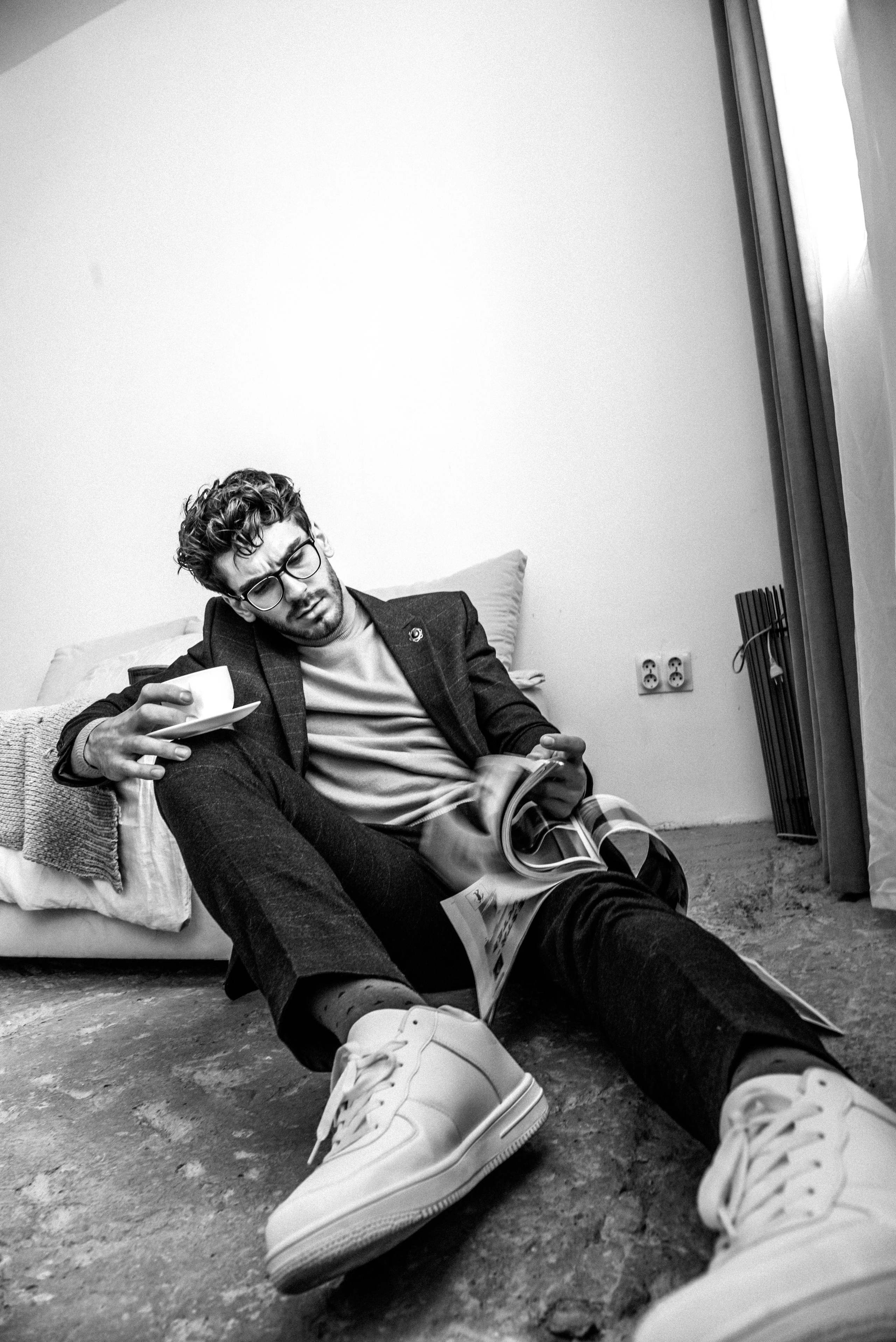 парень с кружкой кофе