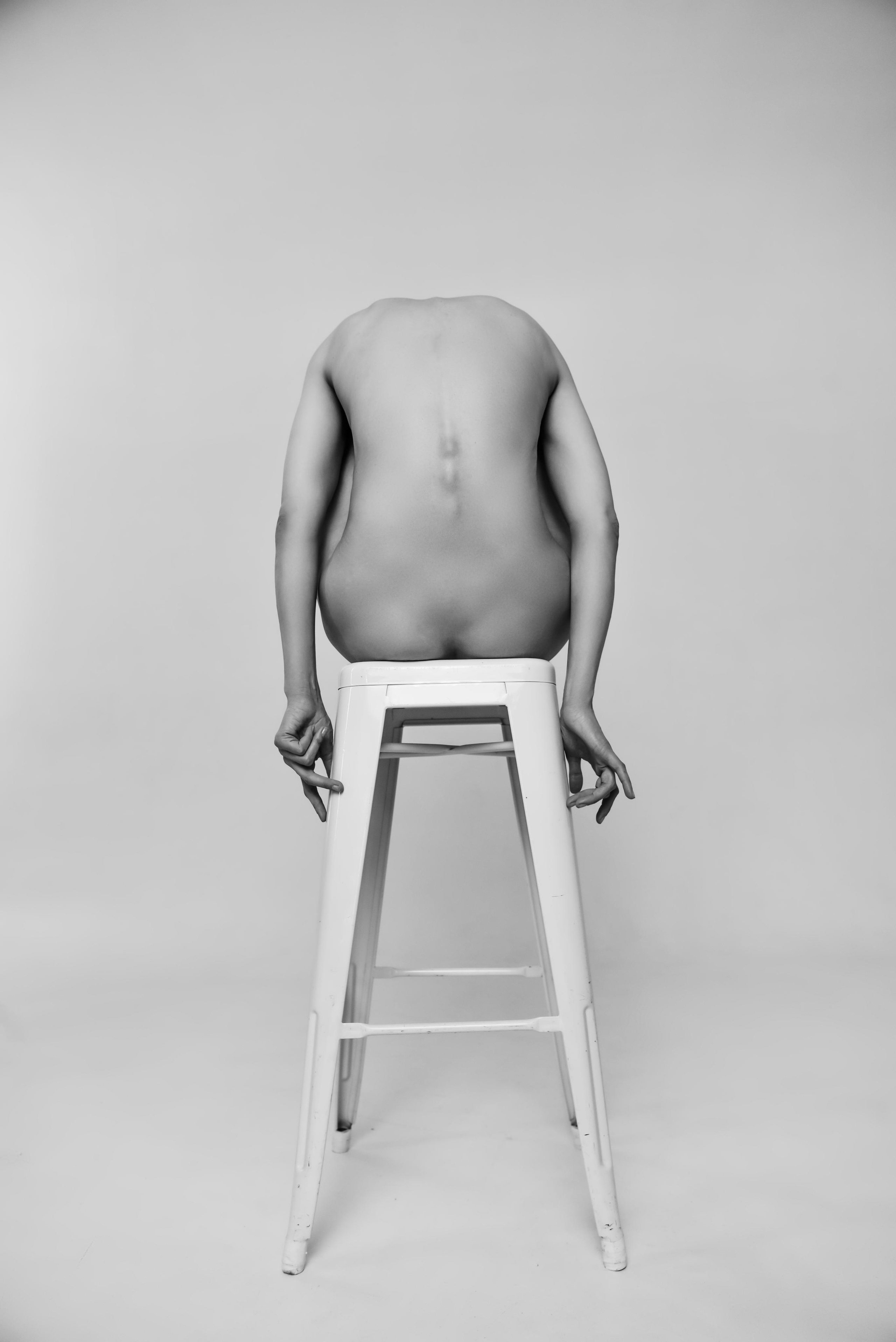 девушка на стуле в студии