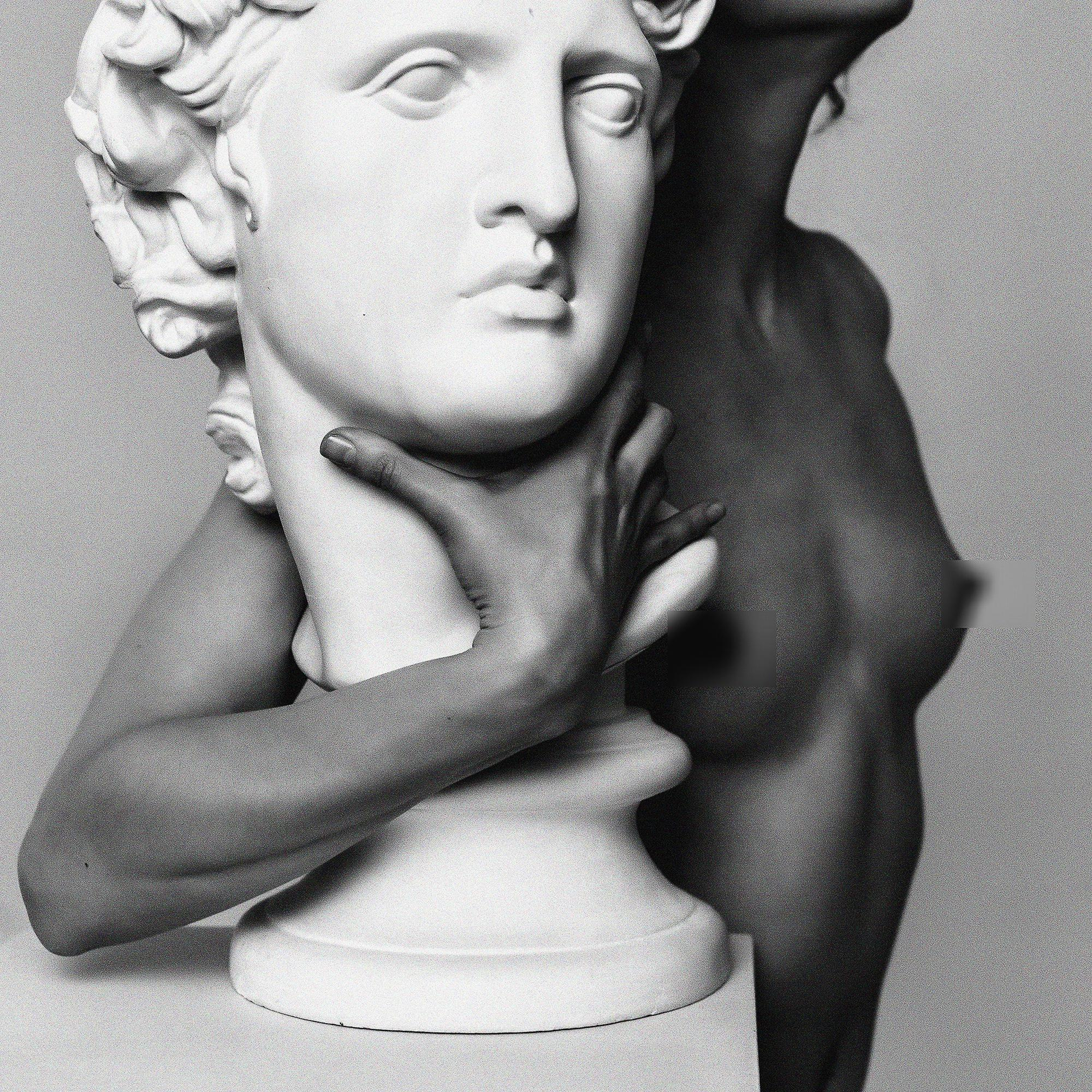 девушка и бюст