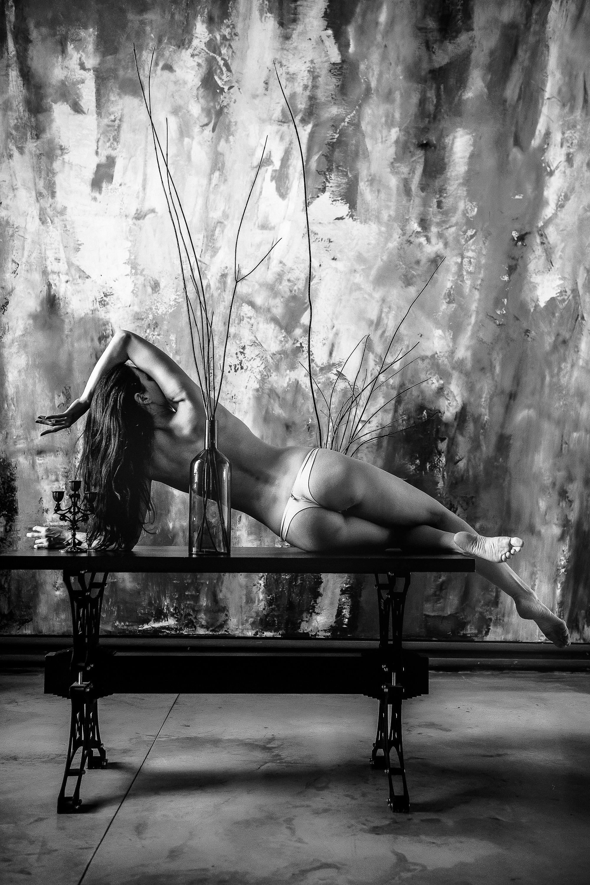 красивое женское тело. девушка на столе