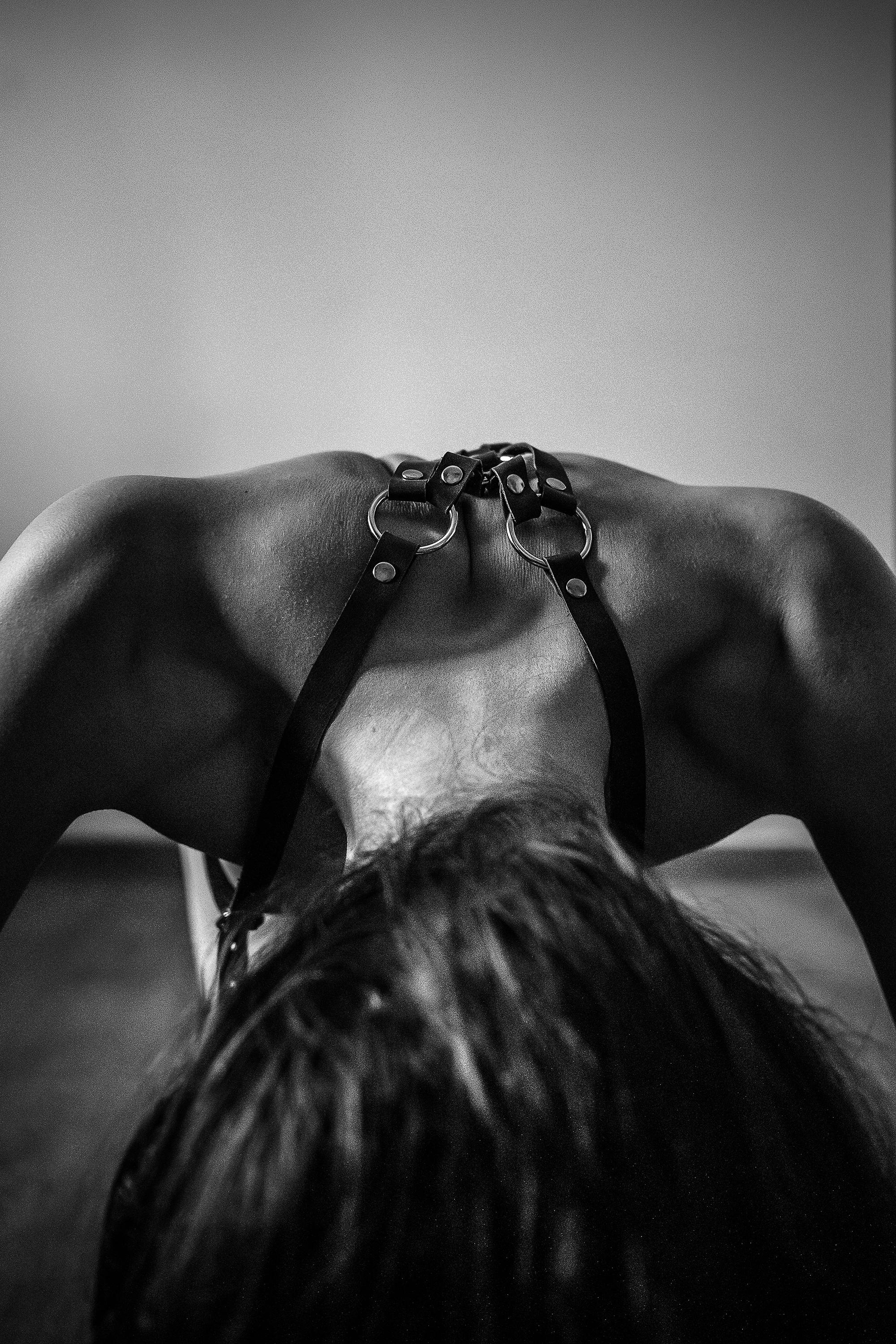 женская спина. портупеи. девушка в портупеях