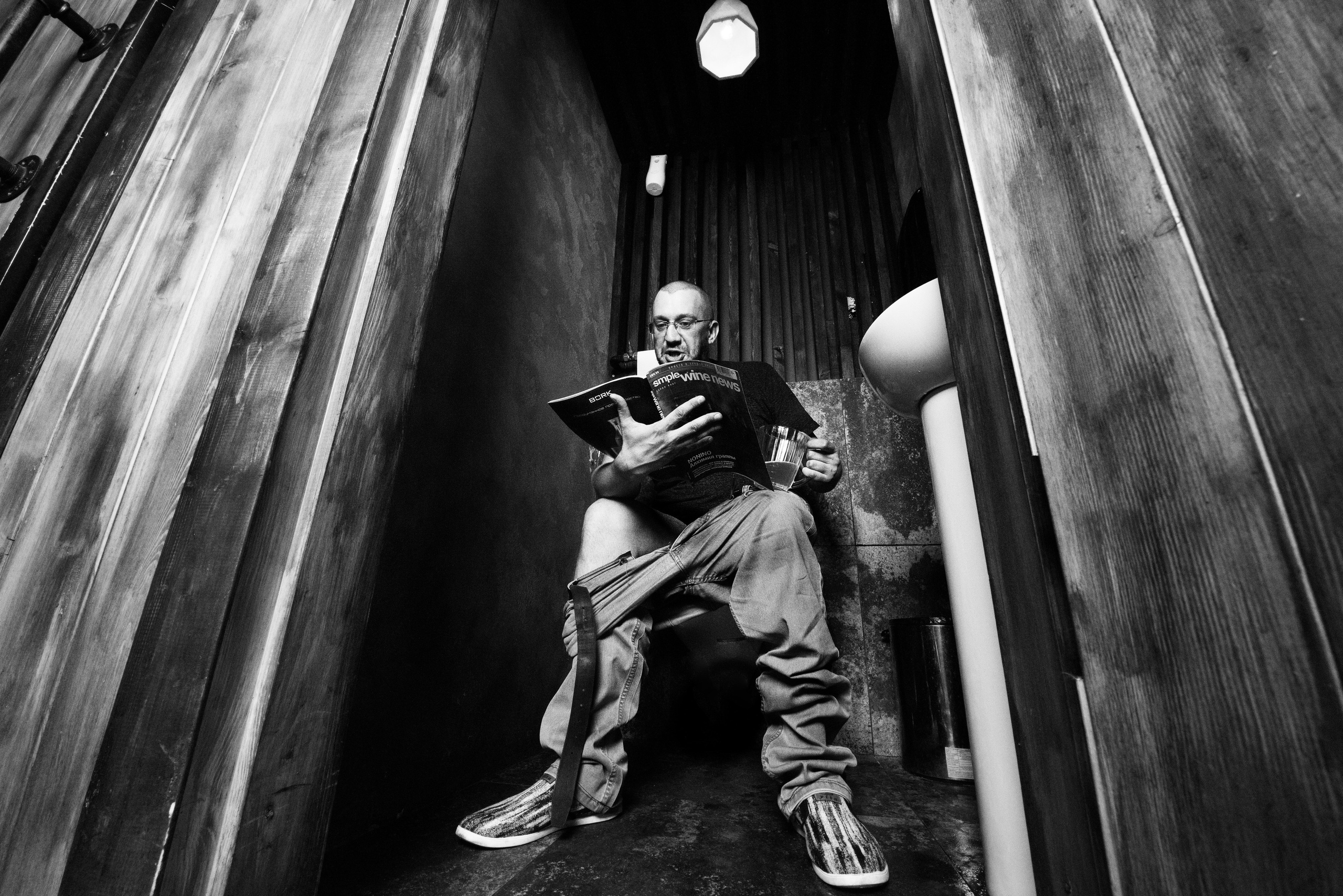 мужчина на унитазе в баре