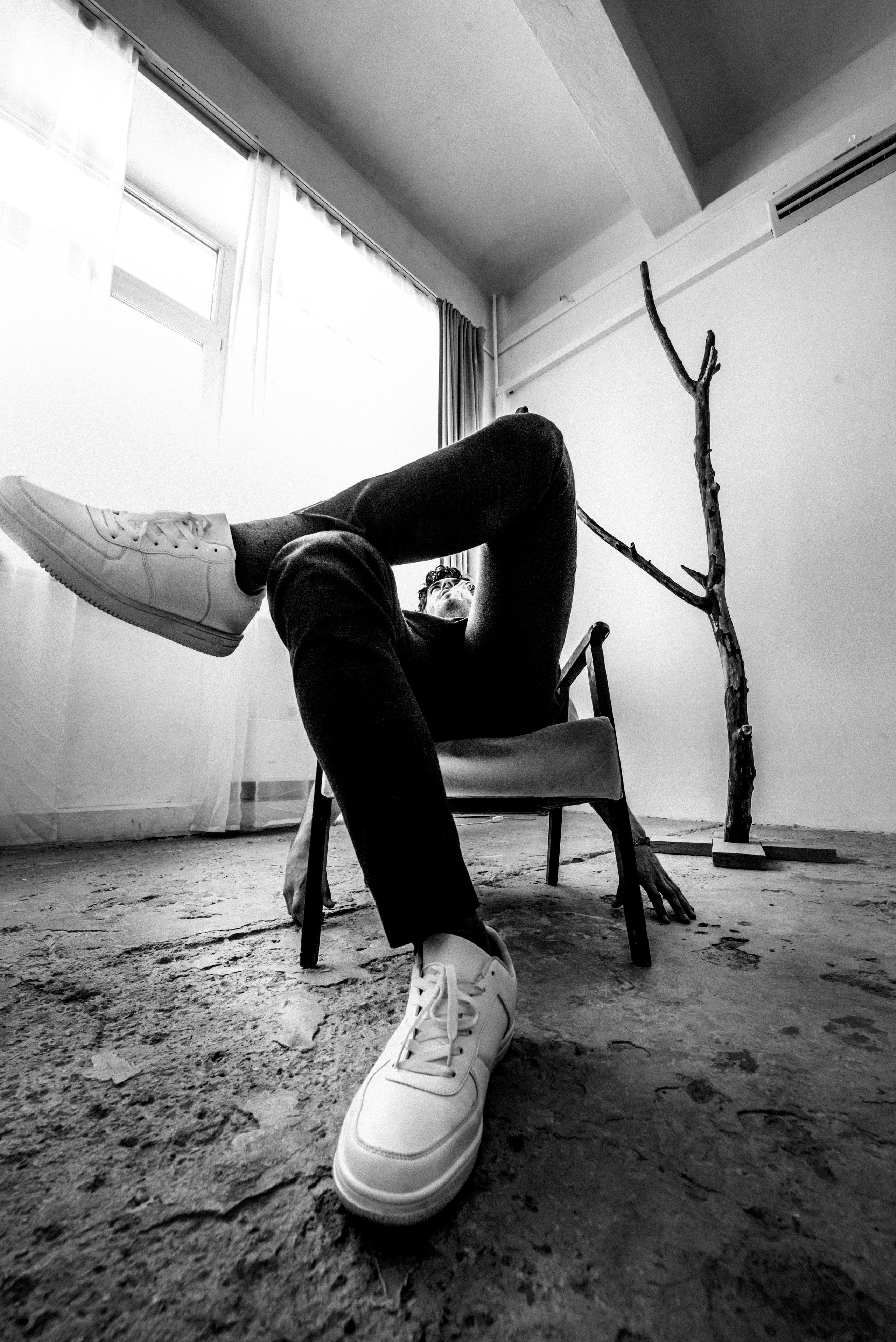 креативная съёмка молодого парня